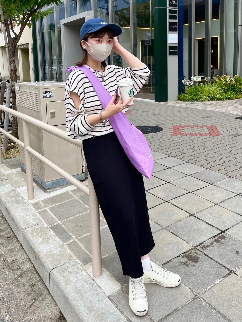 「ボーダー、キャップ、カジュアル、トートバッグ」｜「Kastaneのアイテム（トップス、ホワイト系）」を使った、maki yamadaさん（レディース・159cm）の夏コーディネートの2枚目の写真