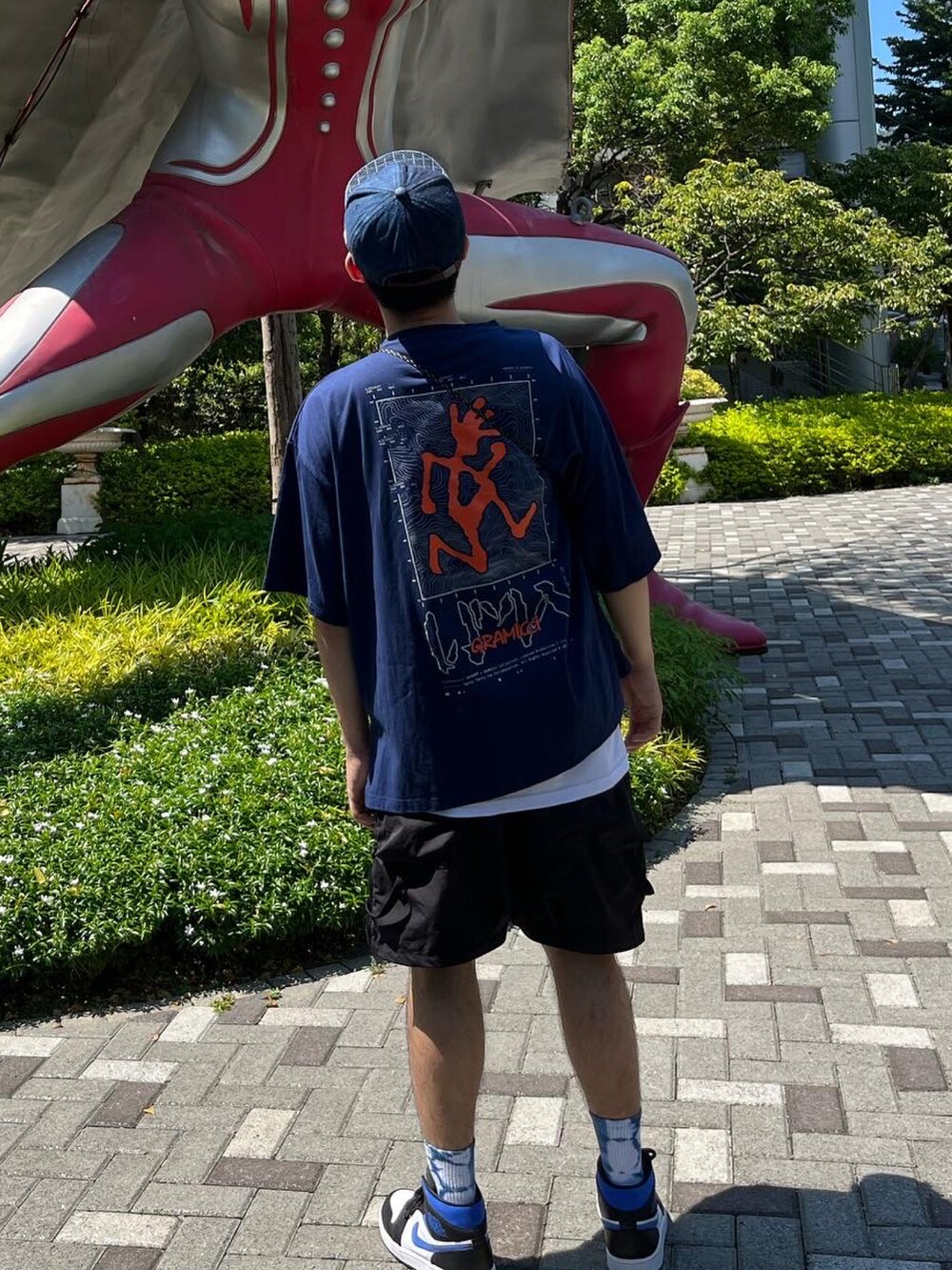 「ootd、夏、街頭穿搭、球鞋、休閒、oversize、GRAMICCI、AIR JORDAN、基礎款、工裝褲、outfit」|「THE FACTORY MADEの【THE FACTORY MADE】 Sashiko cap / 【ザ ファクトリー メイド】さしこ キャップ(キャップ、ブルー系)」を使った、Leviさん(メンズ・174cm)の夏コーディネートの2枚目の写真