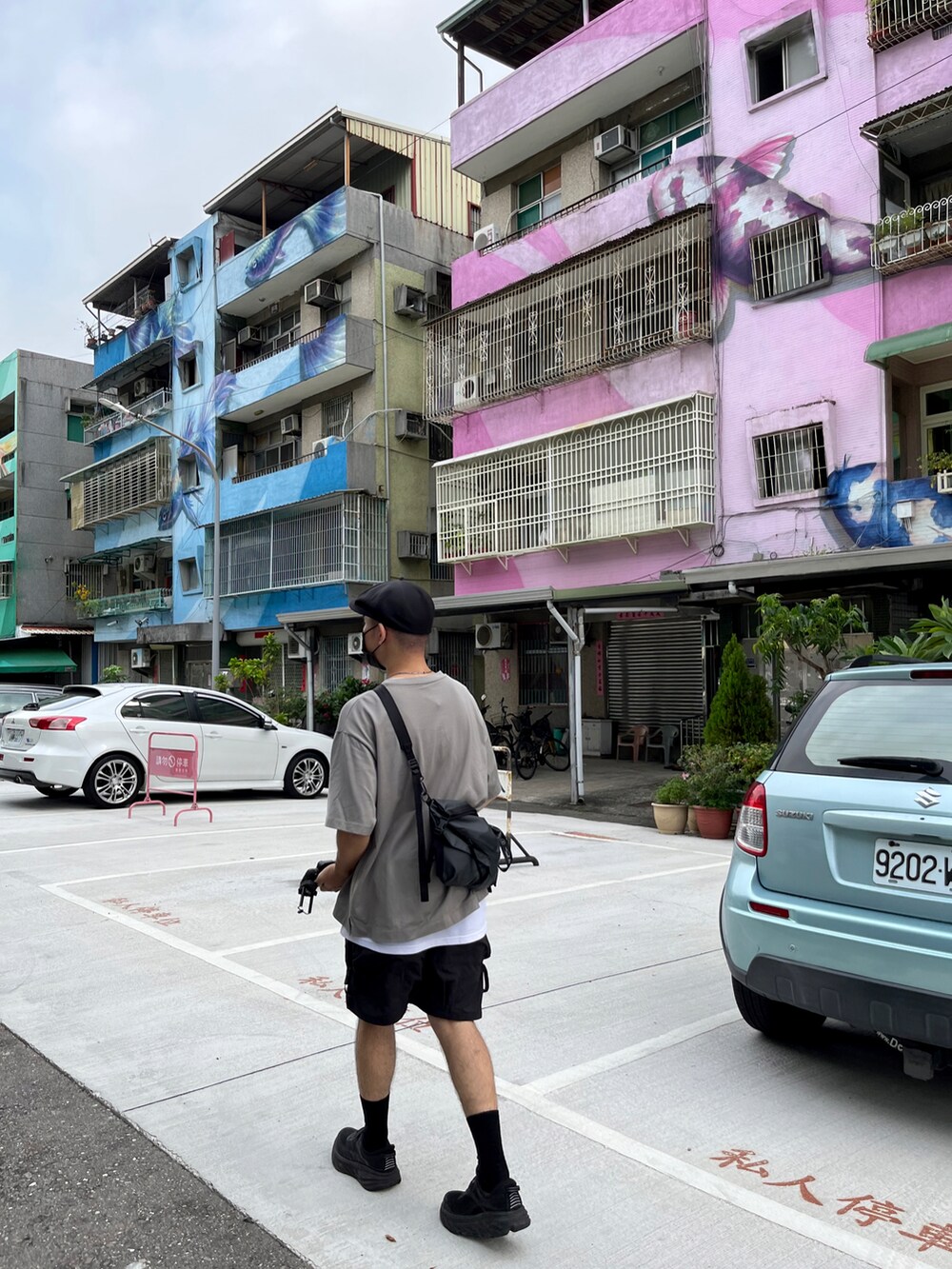 グレー系のTシャツ/カットソー、ブラック系のカーゴパンツ、ブラック系のスニーカーを着用したメンズの秋コーディネートの4枚目の写真