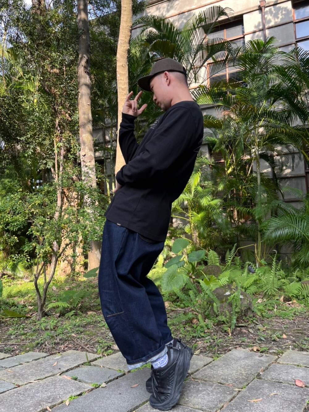 「ootd、街頭穿搭、休閒、寬鬆、oversize、HOKAONEONE、SETTO、DEUS EX MACHINA、Jackman、jojo立ち、JOJO、STYLE、松山文創園區」｜「Jackmanのアイテム（キャップ、ブラウン系）」を使った、Leviさん（メンズ・174cm）の冬コーディネートの4枚目の写真