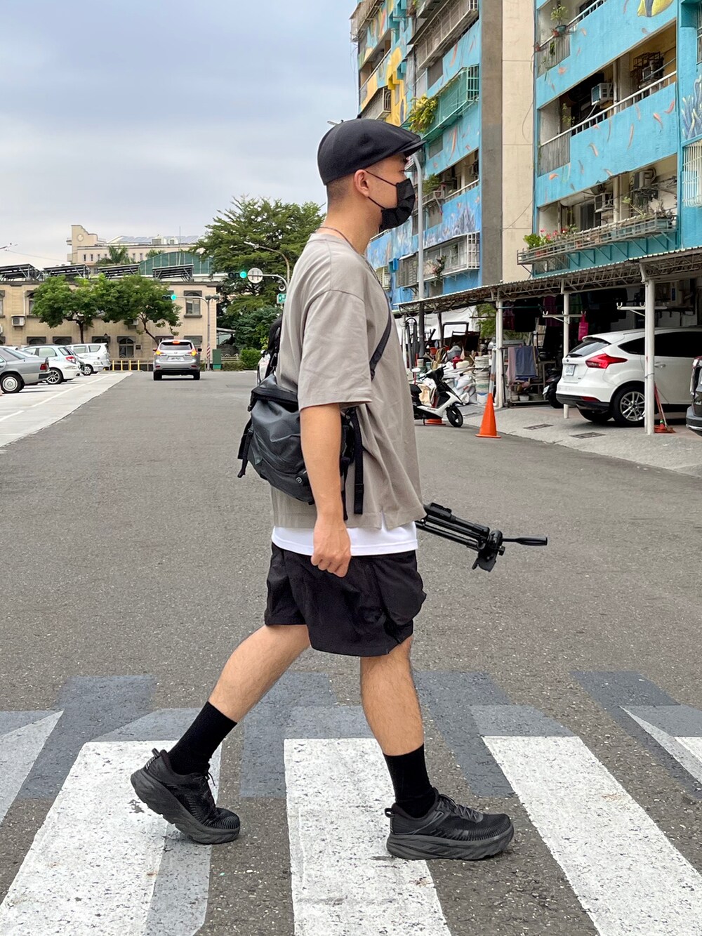 グレー系のTシャツ/カットソー、ブラック系のカーゴパンツ、ブラック系のスニーカーを着用したメンズの秋コーディネートの3枚目の写真