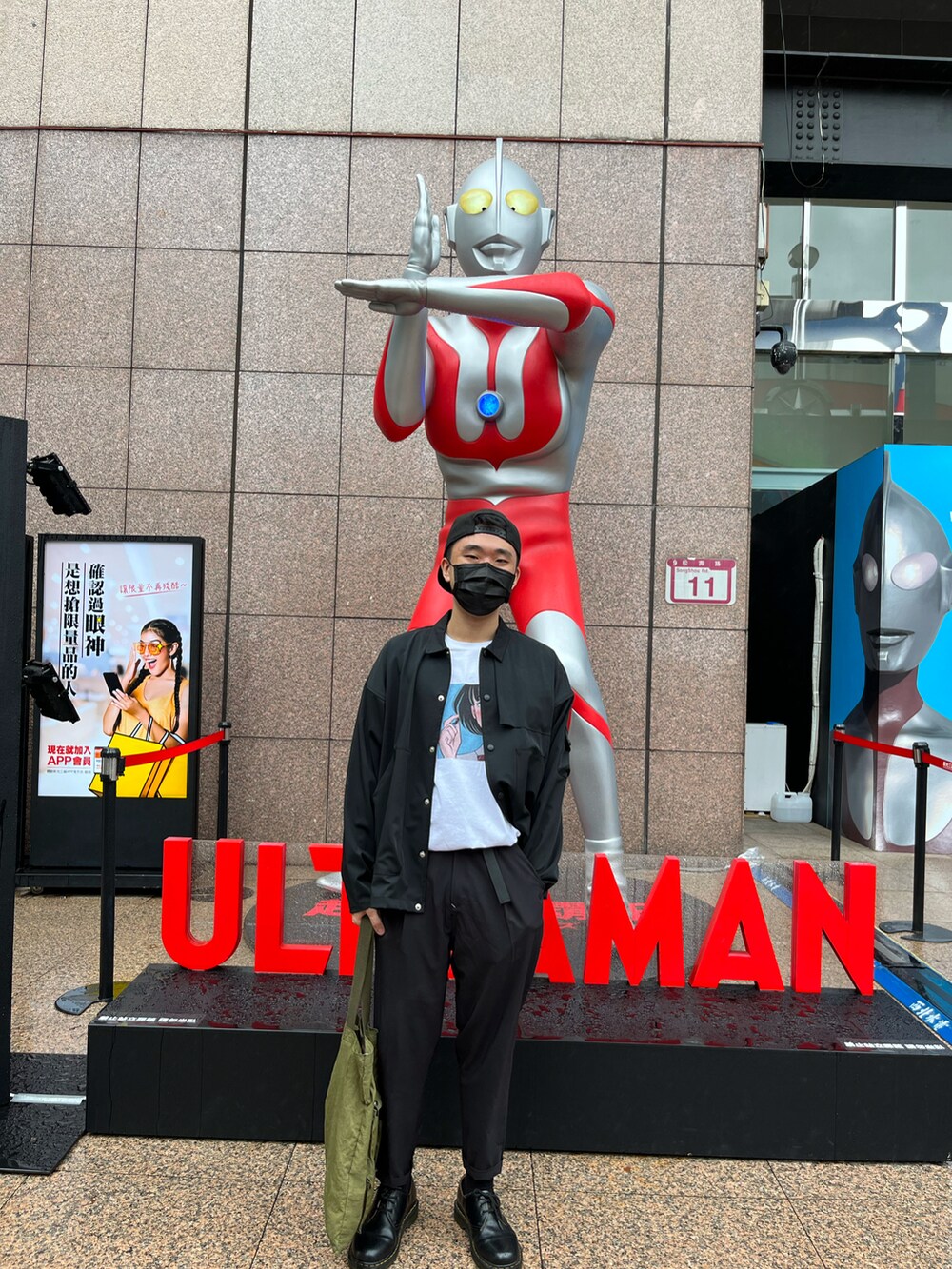ホワイト系のTシャツ/カットソー、ブラック系のジャケット/アウター、ブラック系のチノパンツを着用したメンズの秋コーディネートの3枚目の写真