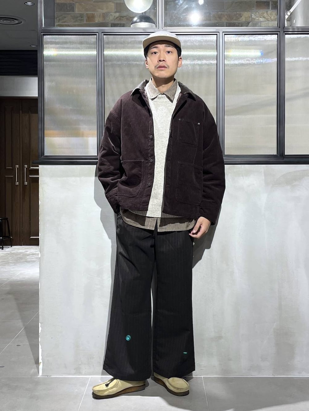 ブラウン系のスラックス、ブラウン系のブルゾン、ブラウン系のシャツ/ブラウスを着用したメンズの冬コーディネートの6枚目の写真