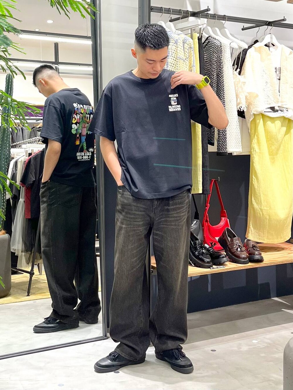 グレー系のデニムパンツ、ブラック系のTシャツ/カットソーを着用したメンズの夏コーディネートの3枚目の写真