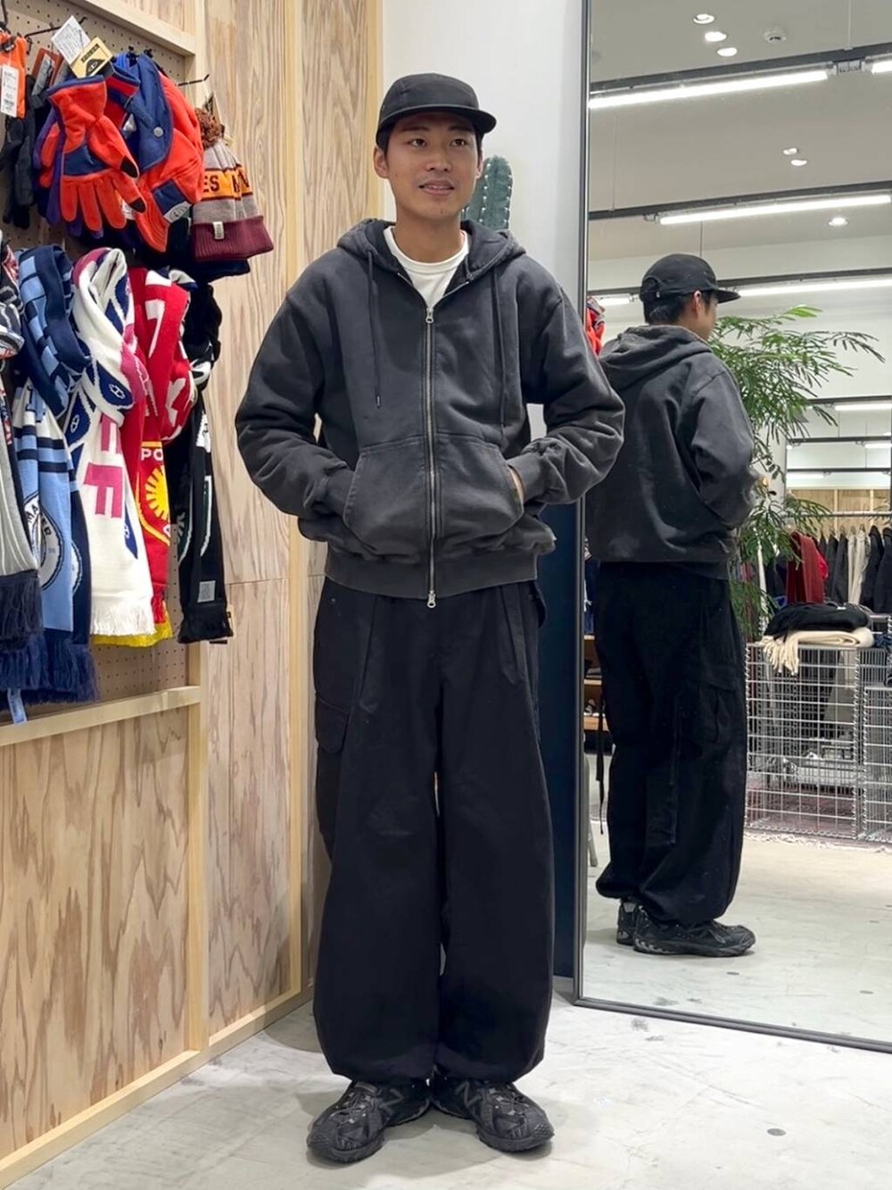 「冬コーデ、大人カジュアル、モノトーン、ストリート、アウトドア、ゆったり、休日コーデ、カジュアル、高触感、シワ軽減、ウォッシャブル、ワイドパンツ、RAGEBLUE、バルーンパンツ_RAGEBLUE、カジュアルコーデ」｜「RAGEBLUEのM-65 German military wide straight cargo pants/M-65 ストレートジャーマンバギーミリタリーカーゴパンツ（カーゴパンツ、ブラック系）」を使った、ゆたろさん（メンズ・179cm）の秋コーディネートの4枚目の写真