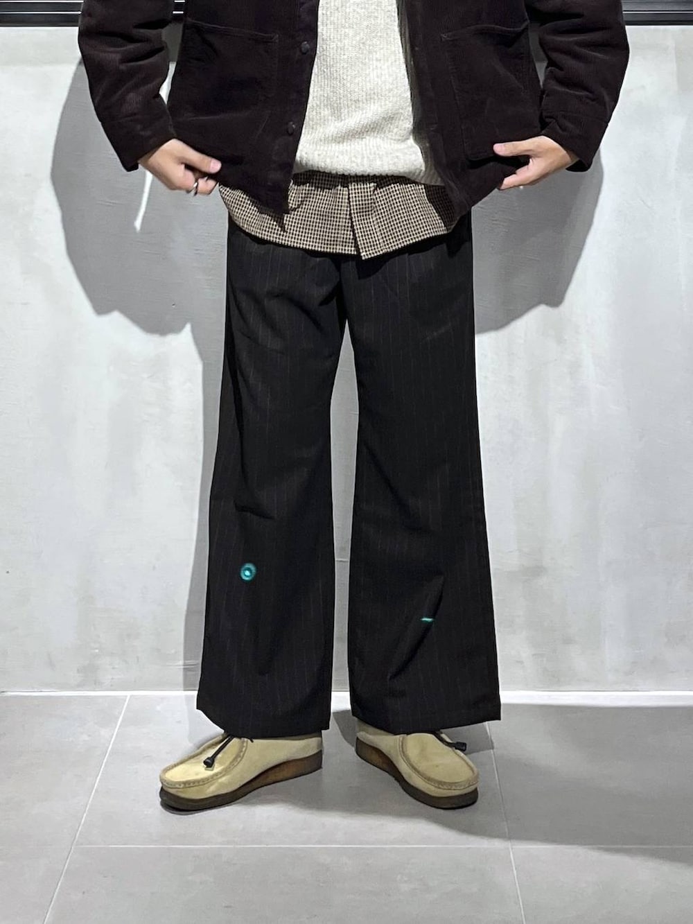 ブラウン系のスラックス、ブラウン系のブルゾン、ブラウン系のシャツ/ブラウスを着用したメンズの冬コーディネートの3枚目の写真