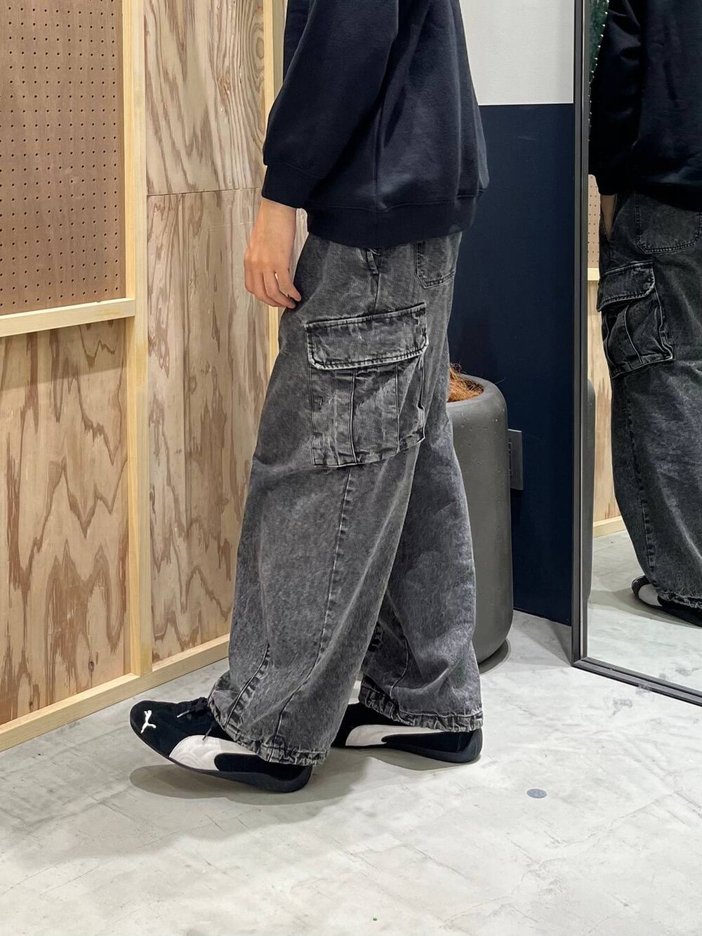 グレー系のデニムパンツ、ホワイト系のTシャツ/カットソー、ブラック系のスウェットを着用したメンズの秋コーディネートの3枚目の写真