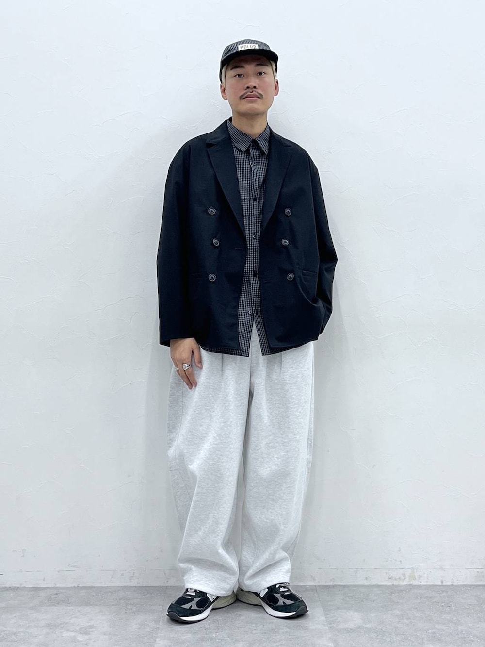 ブラック系のテーラードジャケット、ブラック系のシャツ/ブラウス、グレー系のスウェットパンツを着用したメンズの冬コーディネートの6枚目の写真