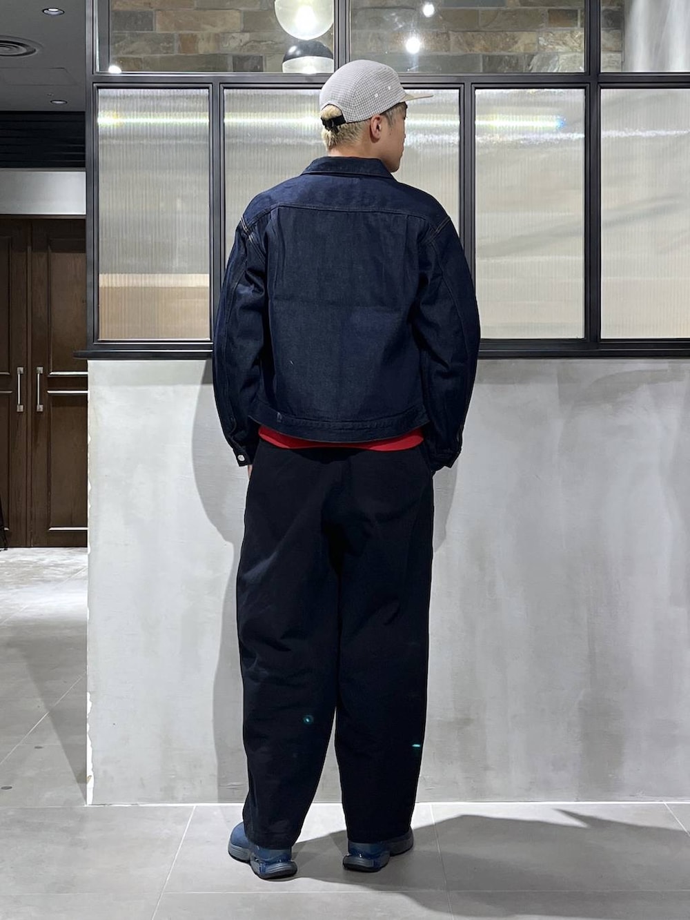 ブルー系のデニムジャケット、その他のデニムパンツ、レッド系のスウェットを着用したメンズの冬コーディネートの3枚目の写真