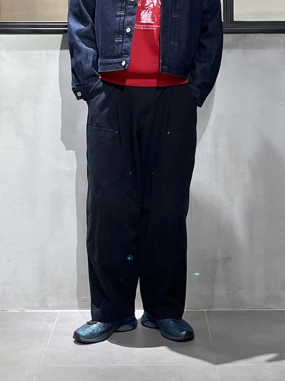 ブルー系のデニムジャケット、その他のデニムパンツ、レッド系のスウェットを着用したメンズの冬コーディネートの4枚目の写真