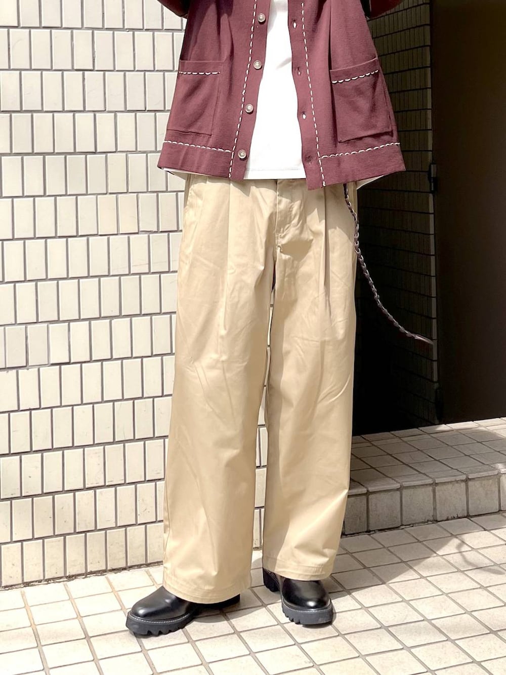 「ストリート、ゆったり、休日コーデ、カジュアル、高触感、シワ軽減、ウォッシャブル、ワイドパンツ、RAGEBLUE、バルーンパンツ_RAGEBLUE、カジュアルコーデ、カーディガン、Tシャツ、チノパン、ベルト」｜「RAGEBLUEのシンセティックレザー/ロングメッシュベルト（ベルト、ブラウン系）」を使った、ゆたろさん（メンズ・180cm）の春コーディネートの3枚目の写真