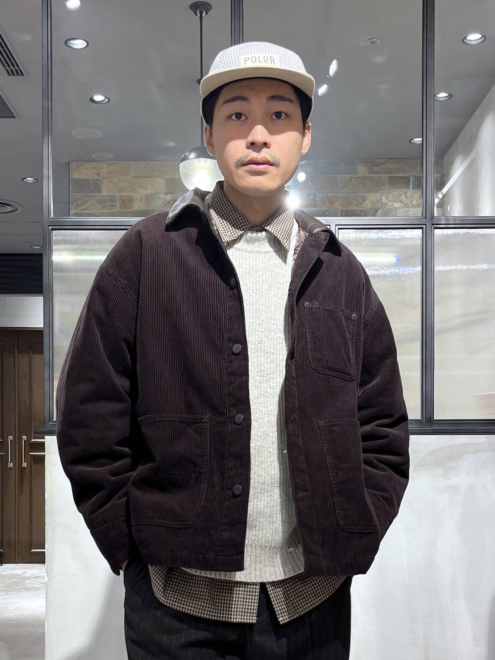 ブラウン系のスラックス、ブラウン系のブルゾン、ブラウン系のシャツ/ブラウスを着用したメンズの冬コーディネートの2枚目の写真