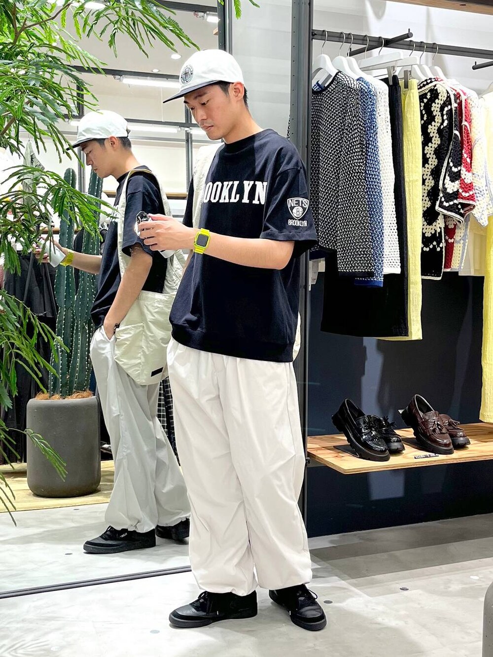 「Tシャツ、バッグ、ストリート、アウトドア、ゆったり、休日コーデ、カジュアル、高触感、シワ軽減、ウォッシャブル、ワイドパンツ、RAGEBLUE、バルーンパンツ_RAGEBLUE、カジュアルコーデ、キャップ」｜「RAGEBLUEの【TONY HAWK/トニーホーク】サークルロゴキャップ（キャップ、ブラック系）」を使った、ゆたろさん（メンズ・179cm）の夏コーディネートの2枚目の写真