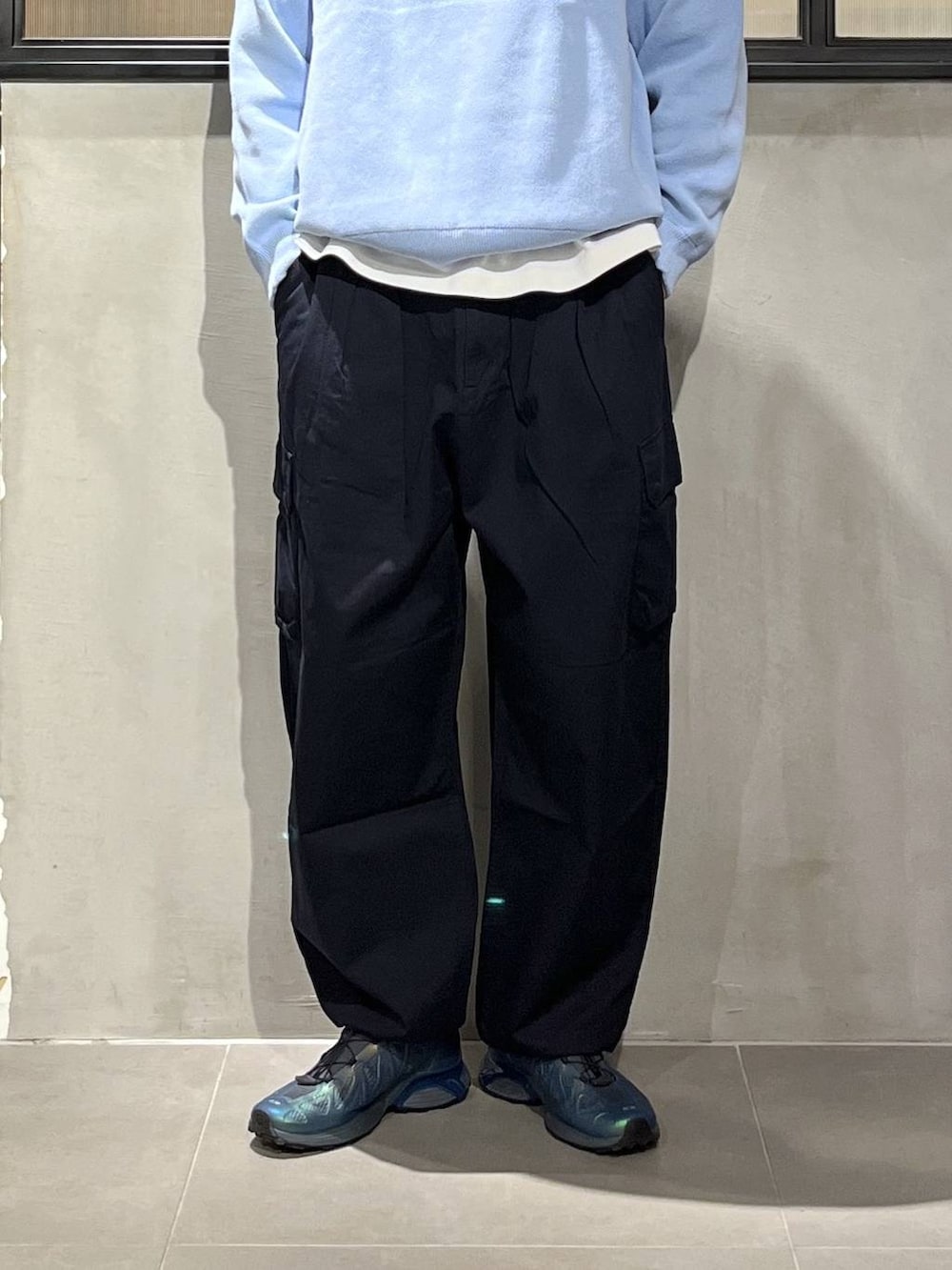 ブルー系のカーゴパンツ、ブルー系のニット/セーター、ホワイト系のTシャツ/カットソーを着用したメンズの冬コーディネートの3枚目の写真