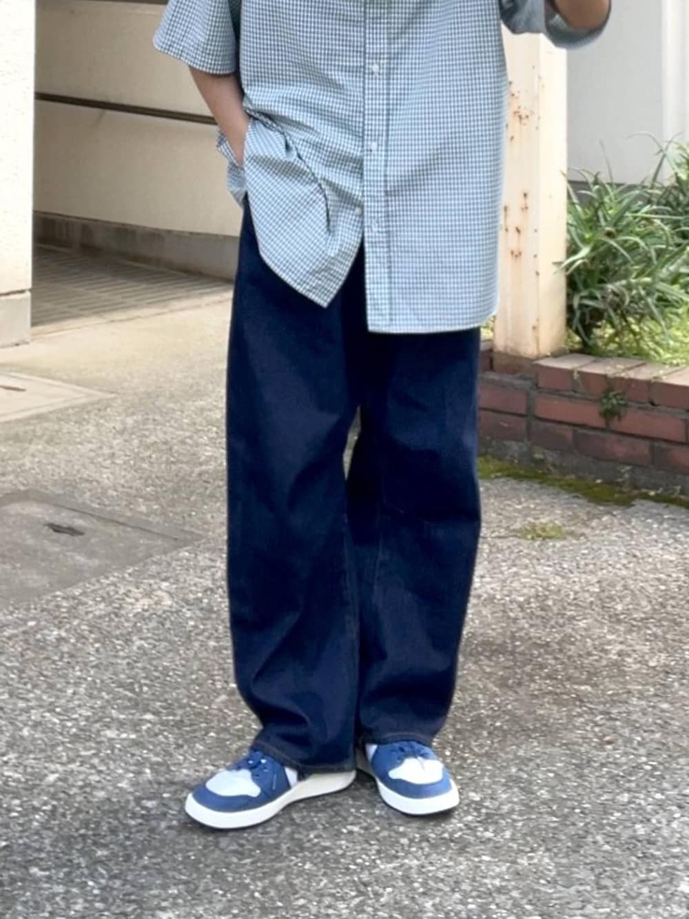 ホワイト系のシャツ/ブラウス、ホワイト系のTシャツ/カットソー、ブルー系のデニムパンツを着用したメンズの春コーディネートの3枚目の写真