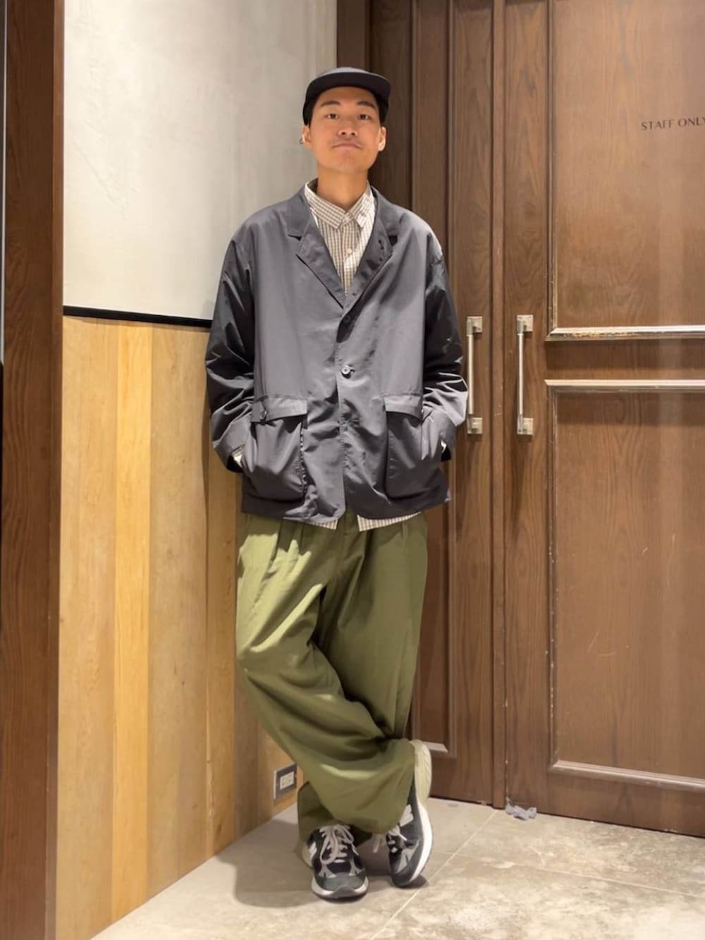 グリーン系のカーゴパンツ、ブラウン系のシャツ/ブラウス、ブラック系のカバーオールを着用したメンズの夏コーディネートの7枚目の写真