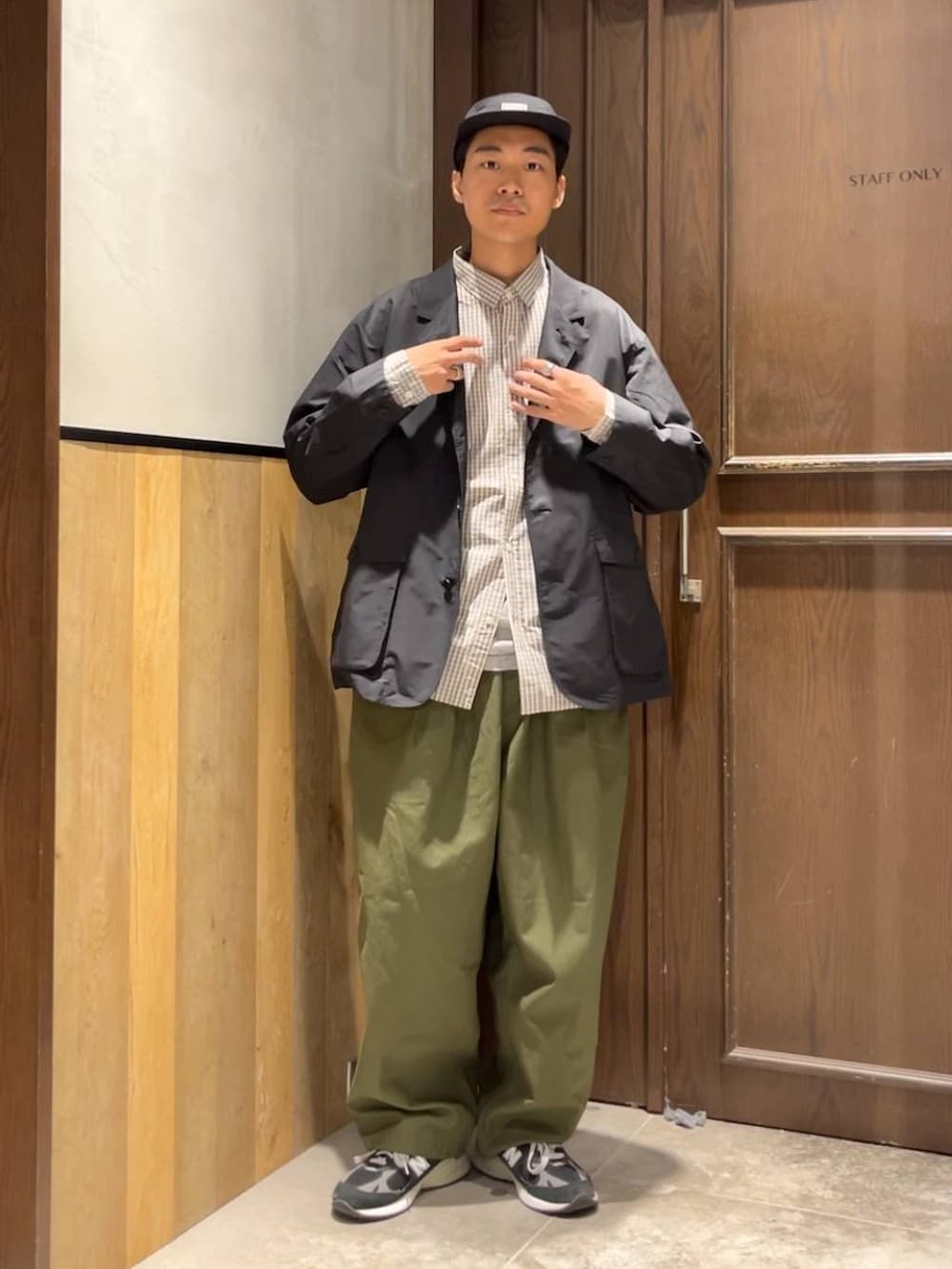 グリーン系のカーゴパンツ、ブラウン系のシャツ/ブラウス、ブラック系のカバーオールを着用したメンズの夏コーディネートの5枚目の写真