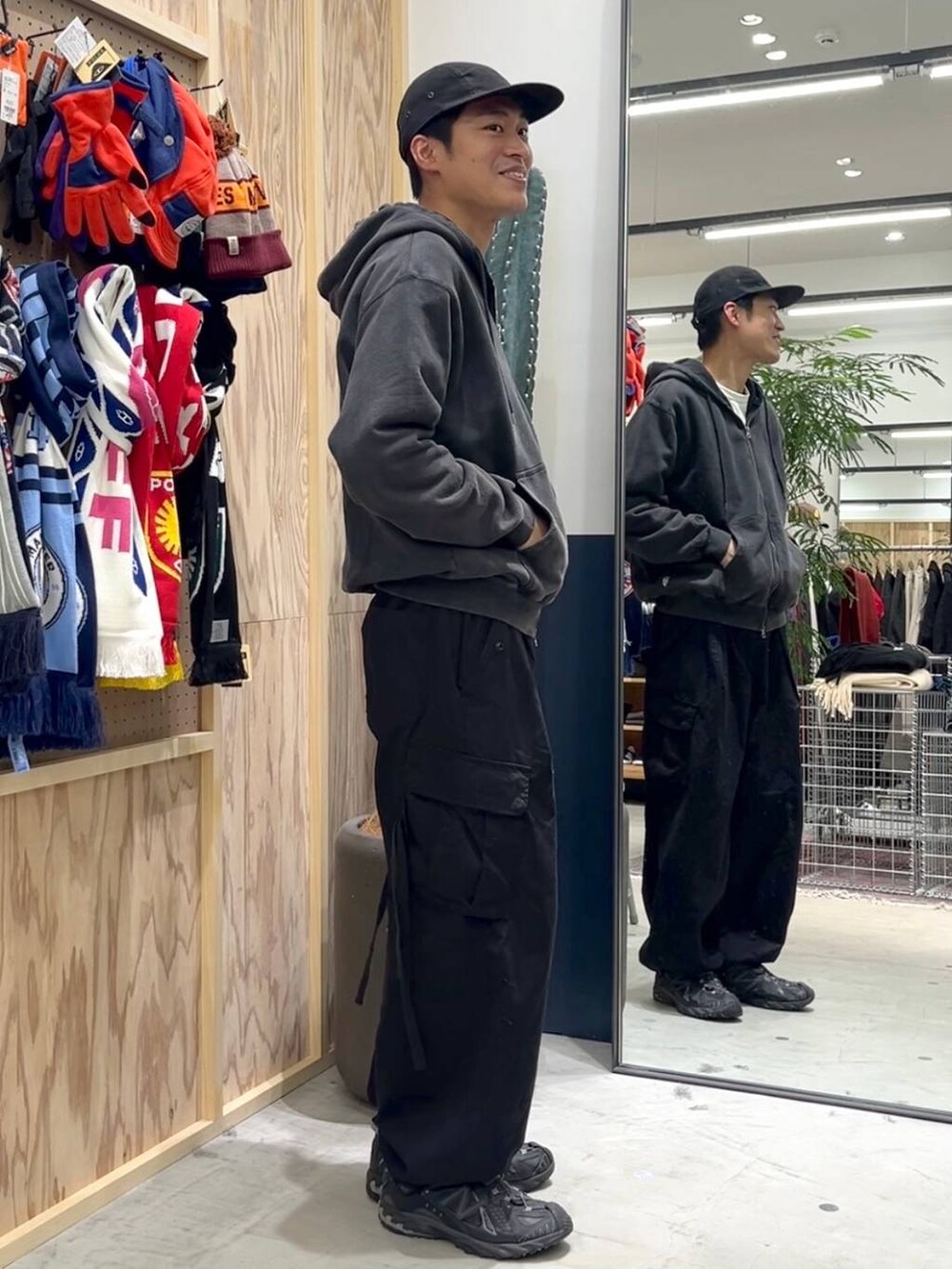 「冬コーデ、大人カジュアル、モノトーン、ストリート、アウトドア、ゆったり、休日コーデ、カジュアル、高触感、シワ軽減、ウォッシャブル、ワイドパンツ、RAGEBLUE、バルーンパンツ_RAGEBLUE、カジュアルコーデ」｜「RAGEBLUEのM-65 German military wide straight cargo pants/M-65 ストレートジャーマンバギーミリタリーカーゴパンツ（カーゴパンツ、ブラック系）」を使った、ゆたろさん（メンズ・179cm）の秋コーディネートの2枚目の写真