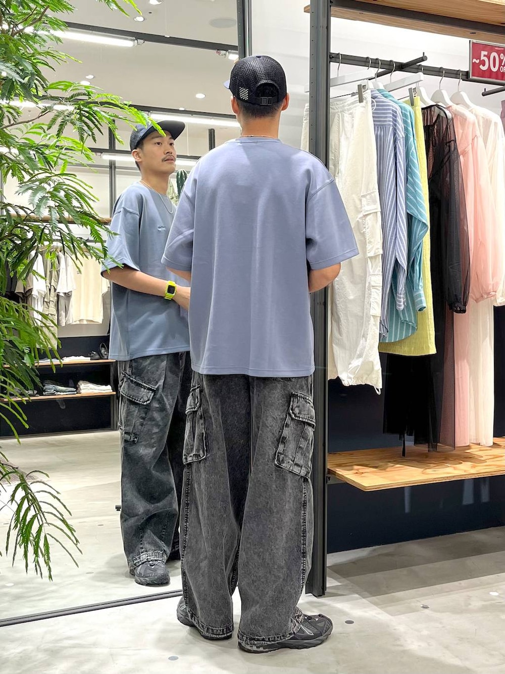 グレー系のデニムパンツ、ブルー系のTシャツ/カットソー、ホワイト系のネックレスを着用したメンズの夏コーディネートの3枚目の写真