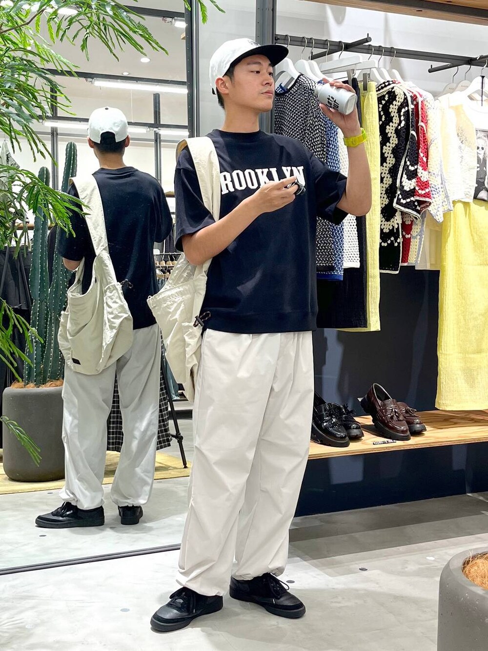 「Tシャツ、バッグ、ストリート、アウトドア、ゆったり、休日コーデ、カジュアル、高触感、シワ軽減、ウォッシャブル、ワイドパンツ、RAGEBLUE、バルーンパンツ_RAGEBLUE、カジュアルコーデ、キャップ」｜「RAGEBLUEの【TONY HAWK/トニーホーク】サークルロゴキャップ（キャップ、ブラック系）」を使った、ゆたろさん（メンズ・179cm）の夏コーディネートの4枚目の写真