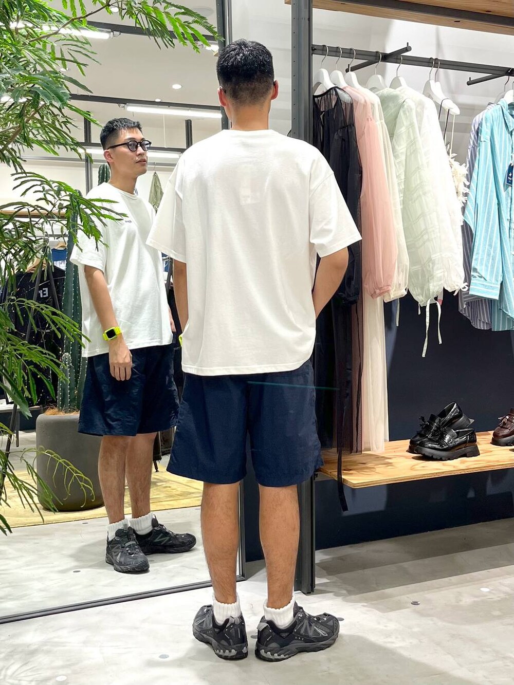 ホワイト系のTシャツ/カットソー、ブルー系のその他パンツ、その他のサングラスを着用したメンズの夏コーディネートの3枚目の写真