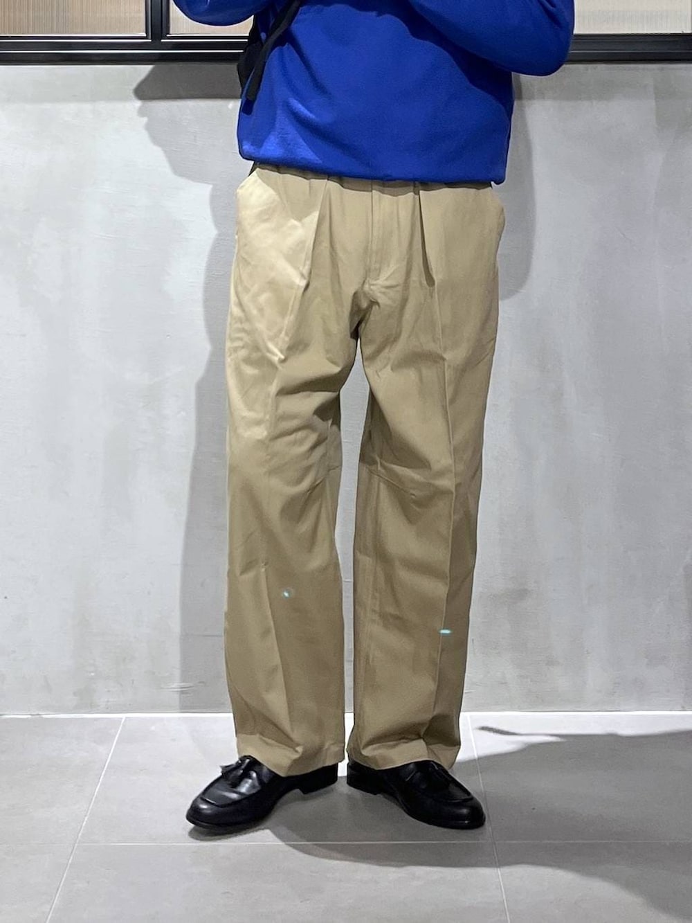 ホワイト系のシャツ/ブラウス、ブルー系のスウェット、ベージュ系のチノパンツを着用したメンズの冬コーディネートの5枚目の写真