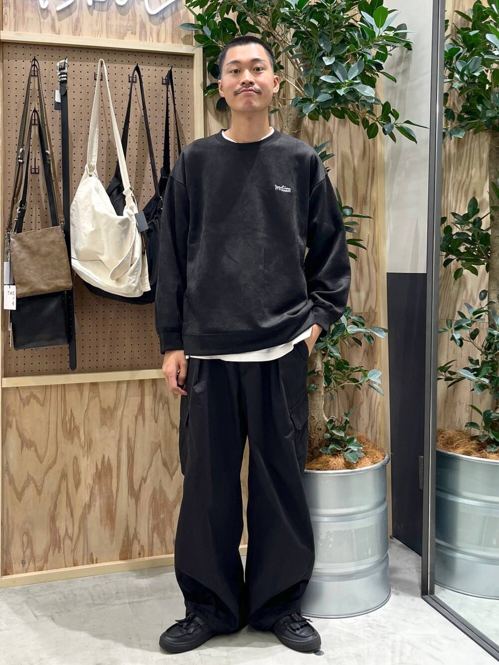 ブラック系のカーゴパンツ、ホワイト系のTシャツ/カットソー、ブラック系のスウェットを着用したメンズの秋コーディネートの4枚目の写真