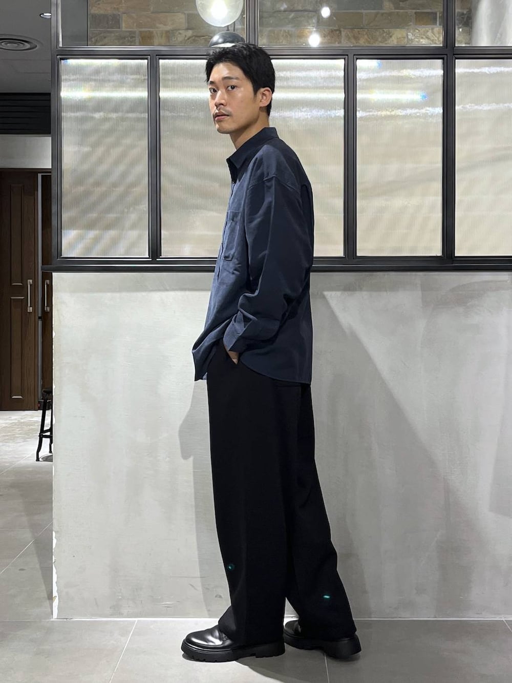 ホワイト系のTシャツ/カットソー、その他のドレスシューズ、ブルー系のシャツ/ブラウスを着用したメンズの秋コーディネートの2枚目の写真