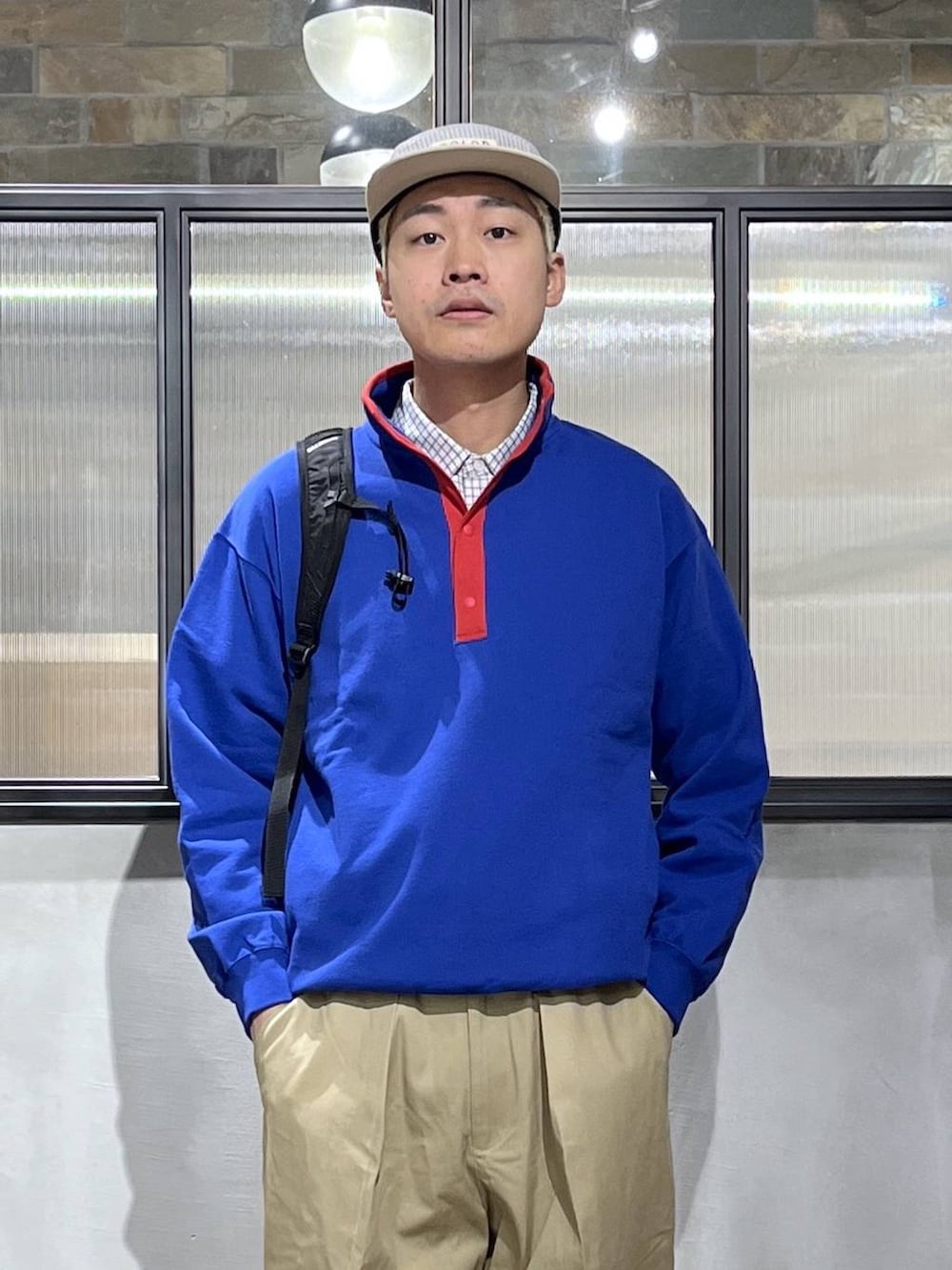 ホワイト系のシャツ/ブラウス、ブルー系のスウェット、ベージュ系のチノパンツを着用したメンズの冬コーディネートの4枚目の写真