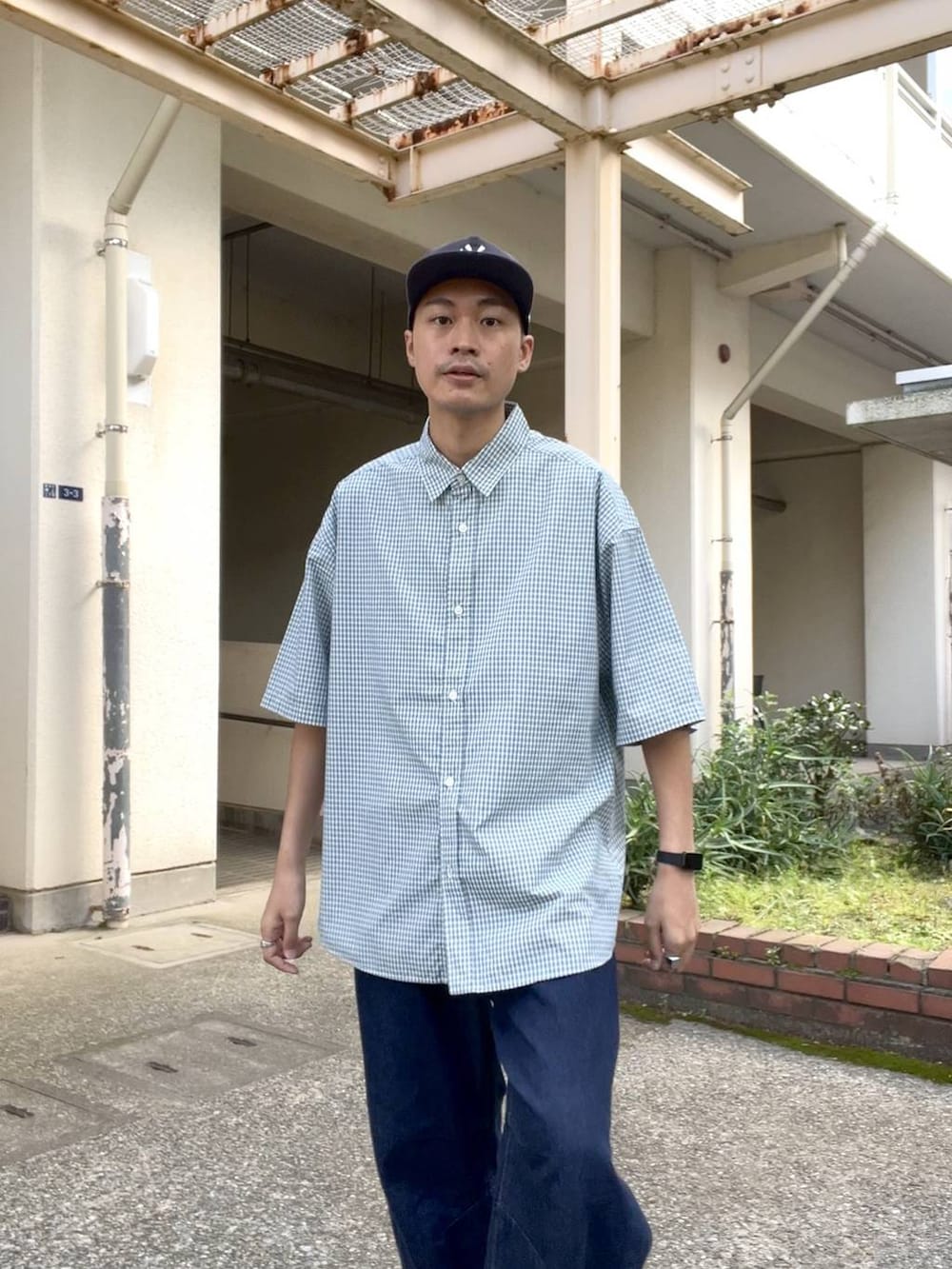 ホワイト系のシャツ/ブラウス、ホワイト系のTシャツ/カットソー、ブルー系のデニムパンツを着用したメンズの春コーディネートの2枚目の写真