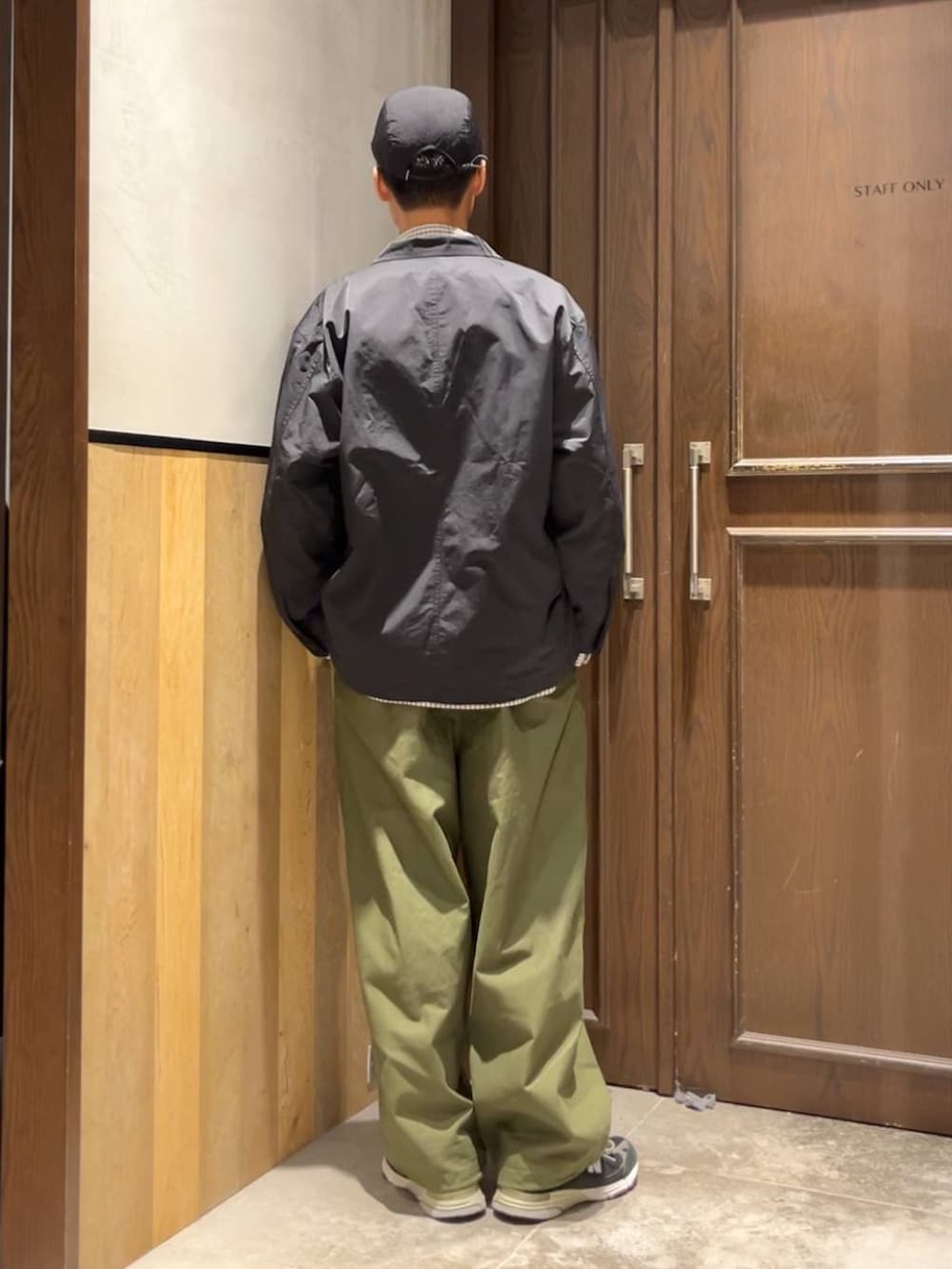 グリーン系のカーゴパンツ、ブラウン系のシャツ/ブラウス、ブラック系のカバーオールを着用したメンズの夏コーディネートの3枚目の写真