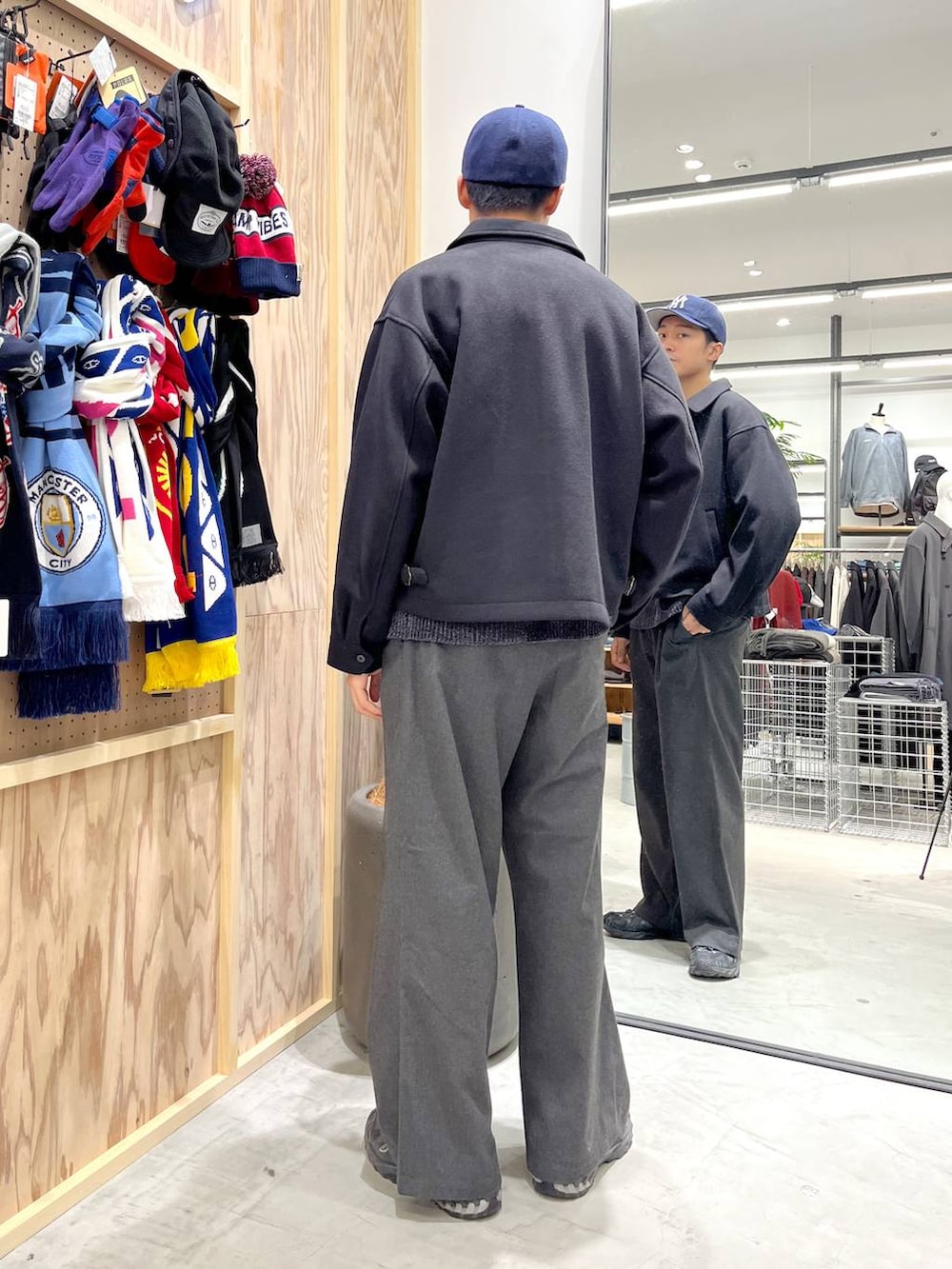 ブラック系のブルゾン、グレー系のスラックス、ホワイト系のTシャツ/カットソーを着用したメンズの秋コーディネートの3枚目の写真