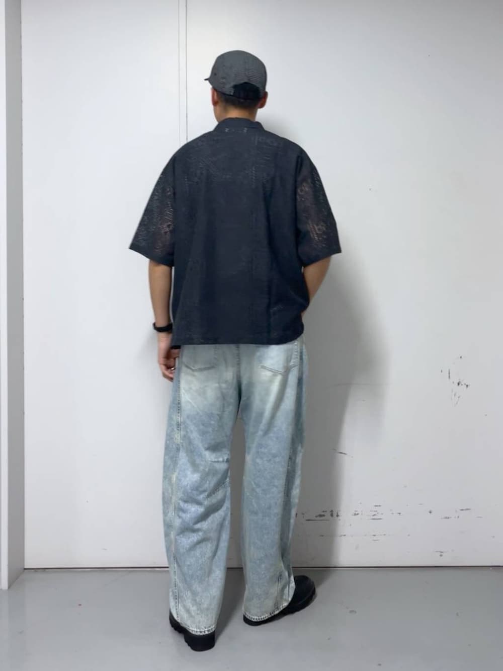 「ストリート、アウトドア、ゆったり、休日コーデ、カジュアル、高触感、シワ軽減、ウォッシャブル、ワイドパンツ、RAGEBLUE、バルーンパンツ_RAGEBLUE、カジュアルコーデ、レースアップシューズ、シャツ、タンクトップ」｜「RAGEBLUEのシンセティックレザー/アソートシャークソールレザードレスシューズ（ドレスシューズ、ブラック系）」を使った、ゆたろさん（メンズ・180cm）の春コーディネートの3枚目の写真