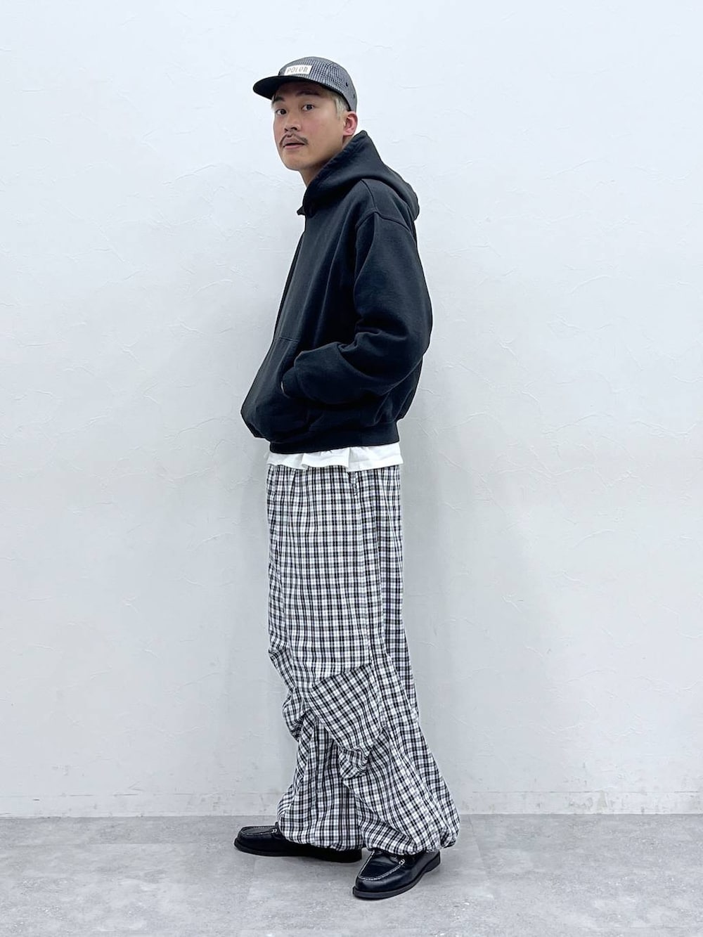 ホワイト系のTシャツ/カットソー、ブラック系のパーカー、ブラック系のモカシン/デッキシューズを着用したメンズの冬コーディネートの5枚目の写真
