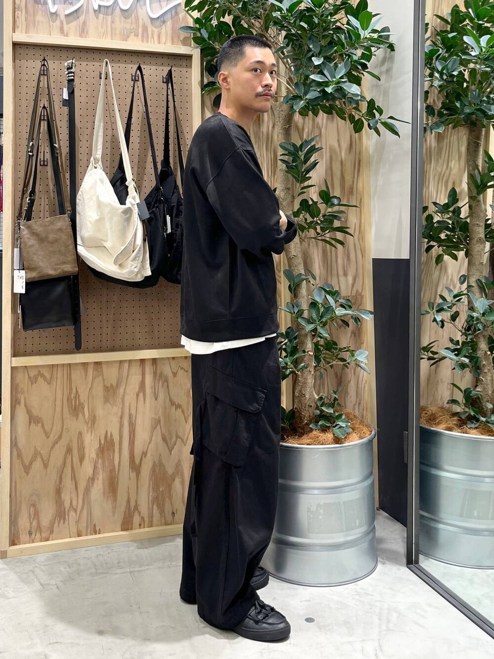 ブラック系のカーゴパンツ、ホワイト系のTシャツ/カットソー、ブラック系のスウェットを着用したメンズの秋コーディネートの2枚目の写真