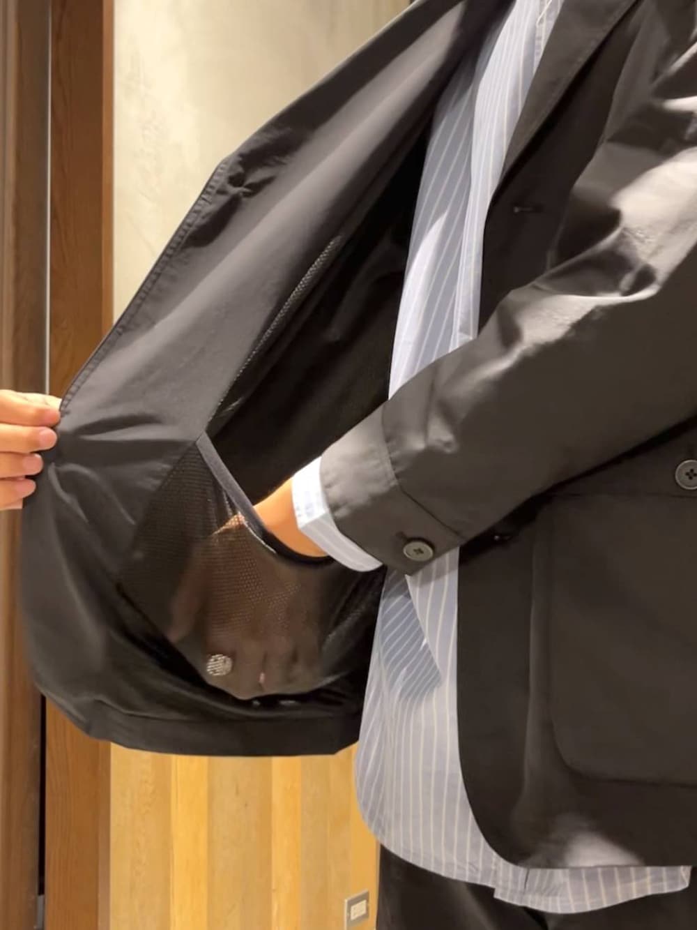 ブルー系のシャツ/ブラウス、ブラック系のスラックス、ブラック系のカバーオールを着用したメンズの夏コーディネートの6枚目の写真