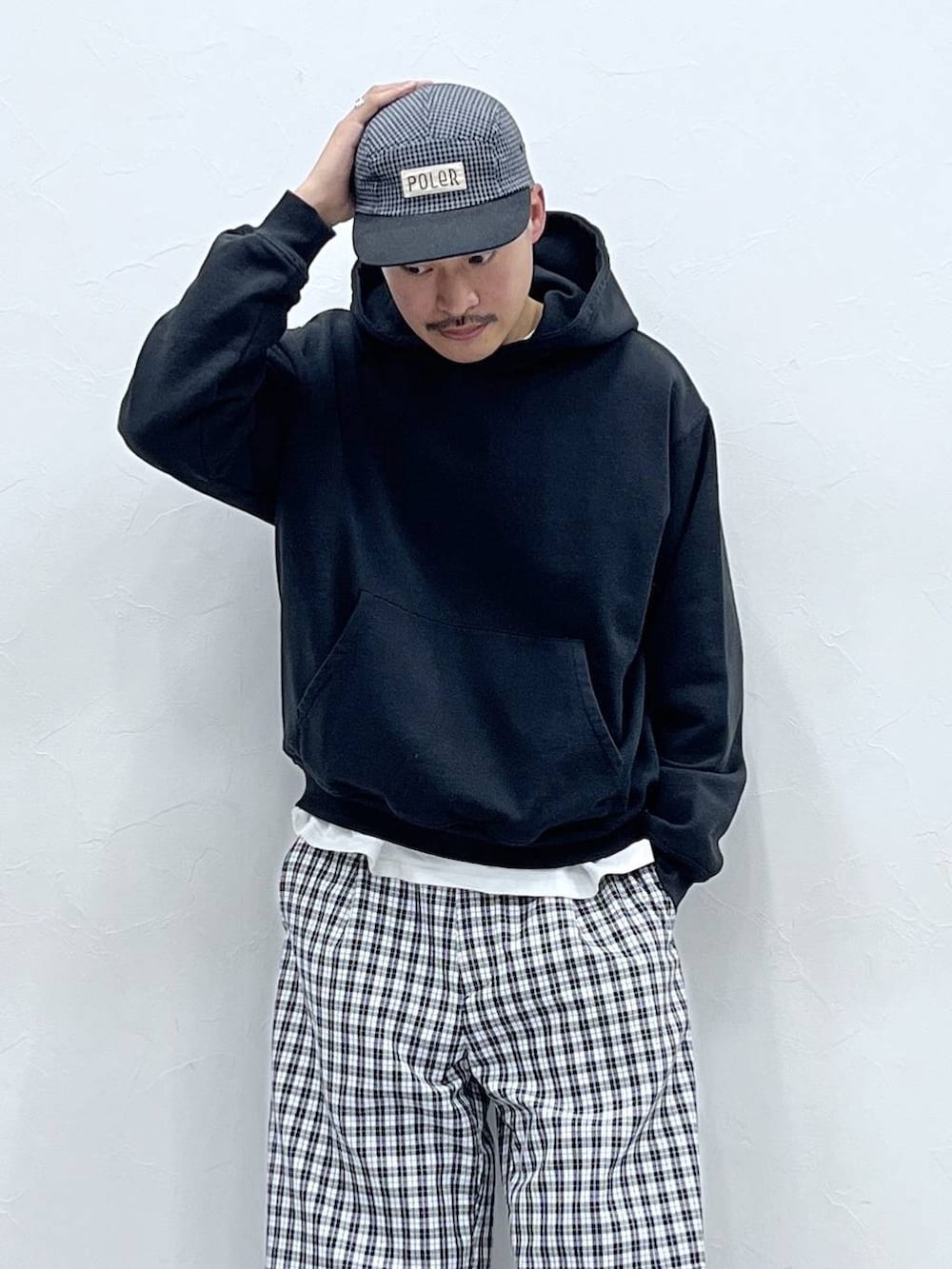 ホワイト系のTシャツ/カットソー、ブラック系のパーカー、ブラック系のモカシン/デッキシューズを着用したメンズの冬コーディネートの2枚目の写真