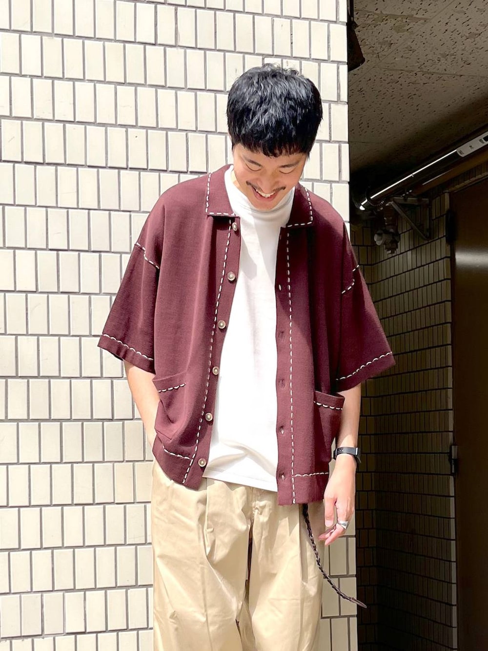 「ストリート、ゆったり、休日コーデ、カジュアル、高触感、シワ軽減、ウォッシャブル、ワイドパンツ、RAGEBLUE、バルーンパンツ_RAGEBLUE、カジュアルコーデ、カーディガン、Tシャツ、チノパン、ベルト」｜「RAGEBLUEのシンセティックレザー/ロングメッシュベルト（ベルト、ブラウン系）」を使った、ゆたろさん（メンズ・180cm）の春コーディネートの2枚目の写真