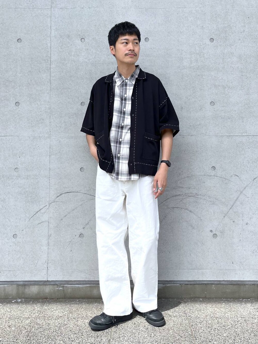 「ストリート、ゆったり、休日コーデ、カジュアル、高触感、シワ軽減、ウォッシャブル、ワイドパンツ、RAGEBLUE、カジュアルコーデ、カーディガン、チェック、シャツ、シャツスタイル、白パンツ」｜「RAGEBLUEのヴィンテージライク/ライトオンスデニムバギーパンツ（デニムパンツ、ホワイト系）」を使った、ゆたろさん（メンズ・180cm）の春コーディネートの4枚目の写真