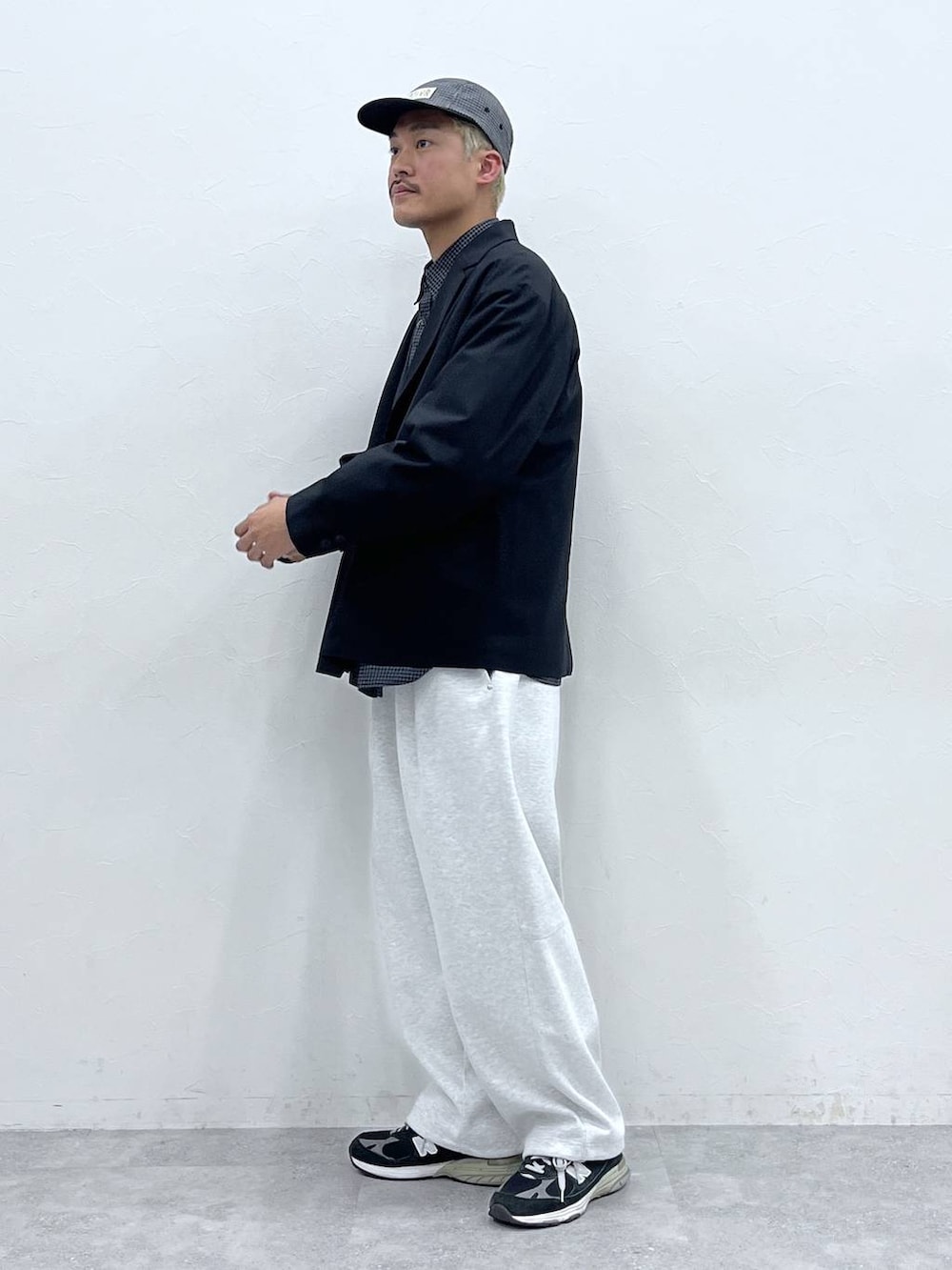 ブラック系のテーラードジャケット、ブラック系のシャツ/ブラウス、グレー系のスウェットパンツを着用したメンズの冬コーディネートの2枚目の写真