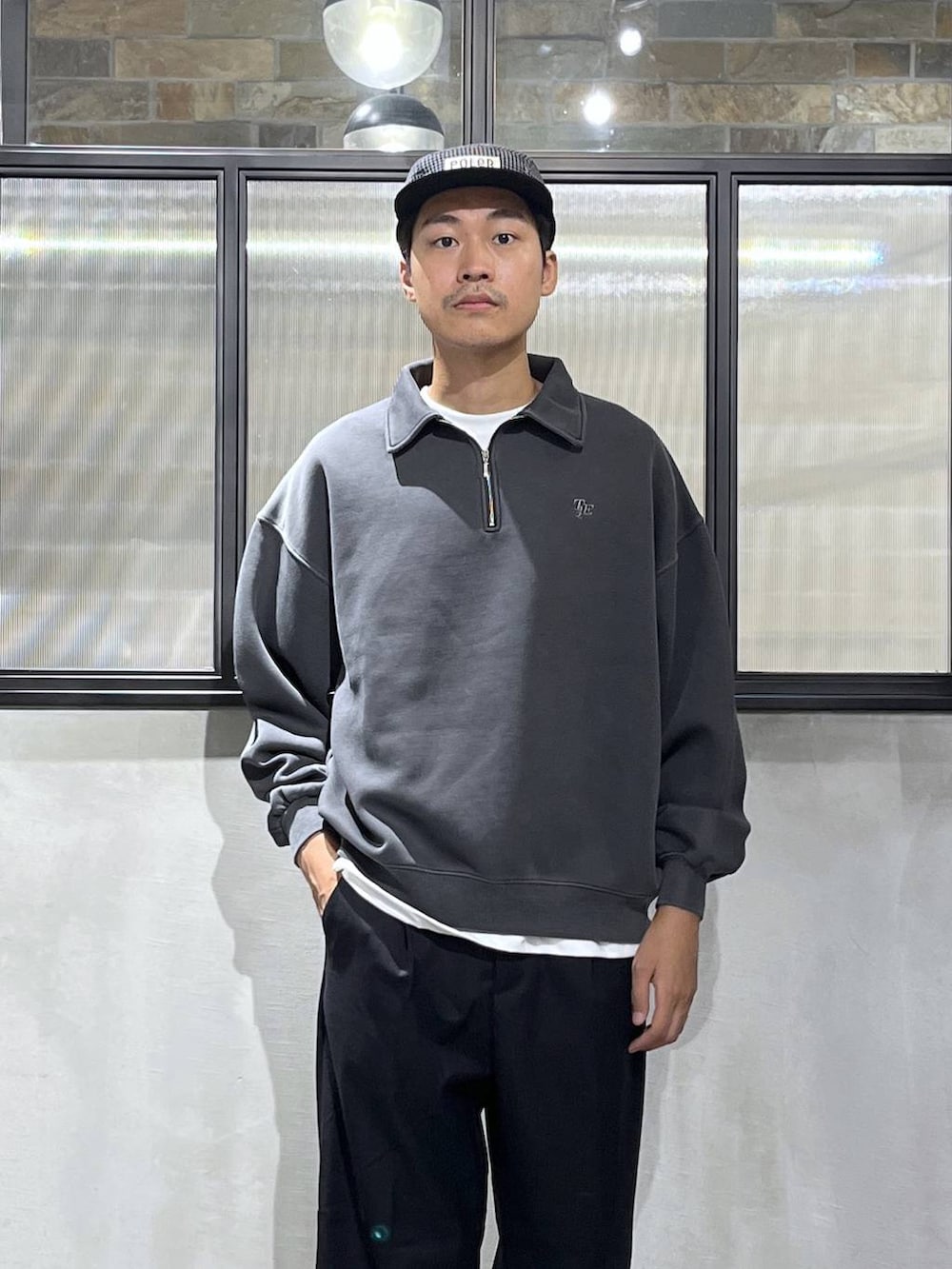 ブラック系のスラックス、ホワイト系のTシャツ/カットソー、グレー系のスウェットを着用したメンズの秋コーディネートの4枚目の写真