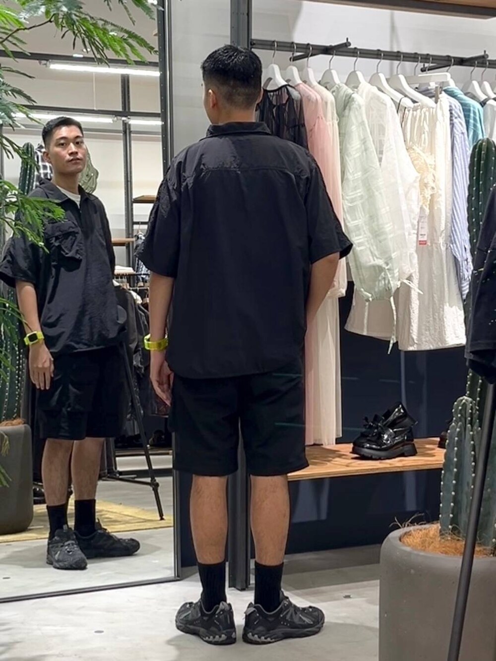 ブラック系のカーゴパンツ、ホワイト系のTシャツ/カットソー、ブラック系のシャツ/ブラウスを着用したメンズの夏コーディネートの3枚目の写真