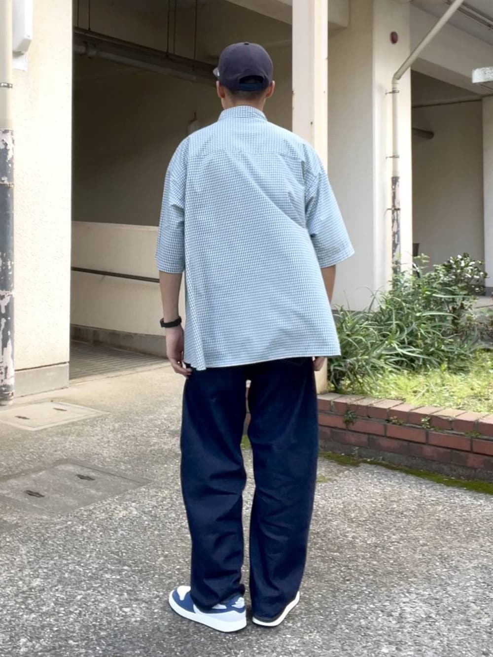 ホワイト系のシャツ/ブラウス、ホワイト系のTシャツ/カットソー、ブルー系のデニムパンツを着用したメンズの春コーディネートの4枚目の写真
