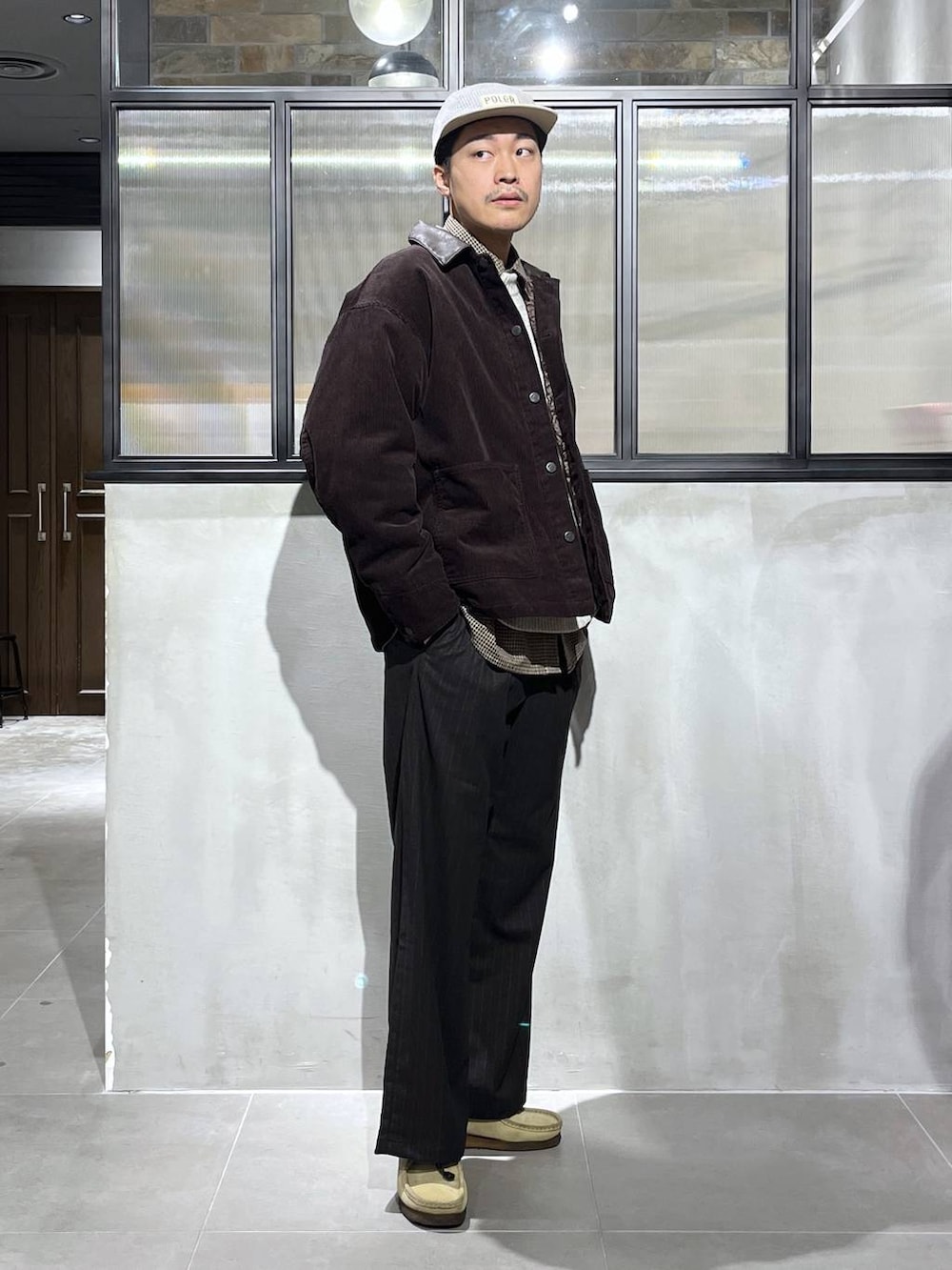 ブラウン系のスラックス、ブラウン系のブルゾン、ブラウン系のシャツ/ブラウスを着用したメンズの冬コーディネートの5枚目の写真