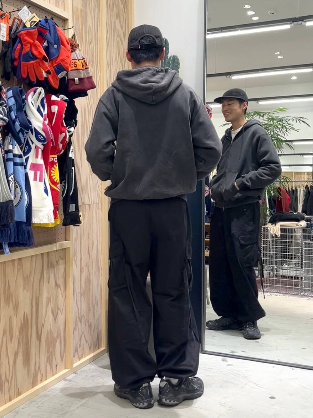 「冬コーデ、大人カジュアル、モノトーン、ストリート、アウトドア、ゆったり、休日コーデ、カジュアル、高触感、シワ軽減、ウォッシャブル、ワイドパンツ、RAGEBLUE、バルーンパンツ_RAGEBLUE、カジュアルコーデ」｜「RAGEBLUEのM-65 German military wide straight cargo pants/M-65 ストレートジャーマンバギーミリタリーカーゴパンツ（カーゴパンツ、ブラック系）」を使った、ゆたろさん（メンズ・179cm）の秋コーディネートの3枚目の写真