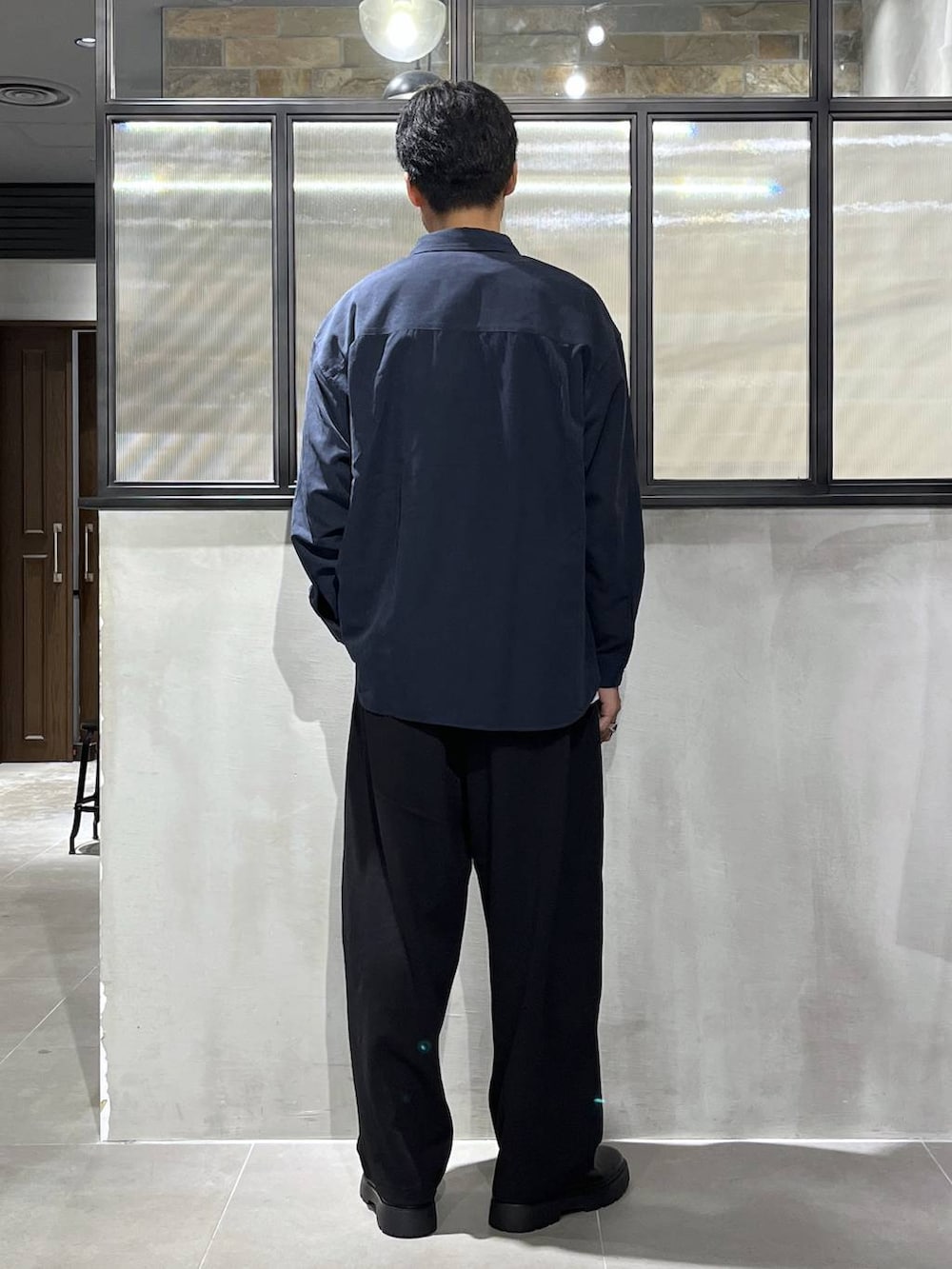 ホワイト系のTシャツ/カットソー、その他のドレスシューズ、ブルー系のシャツ/ブラウスを着用したメンズの秋コーディネートの3枚目の写真