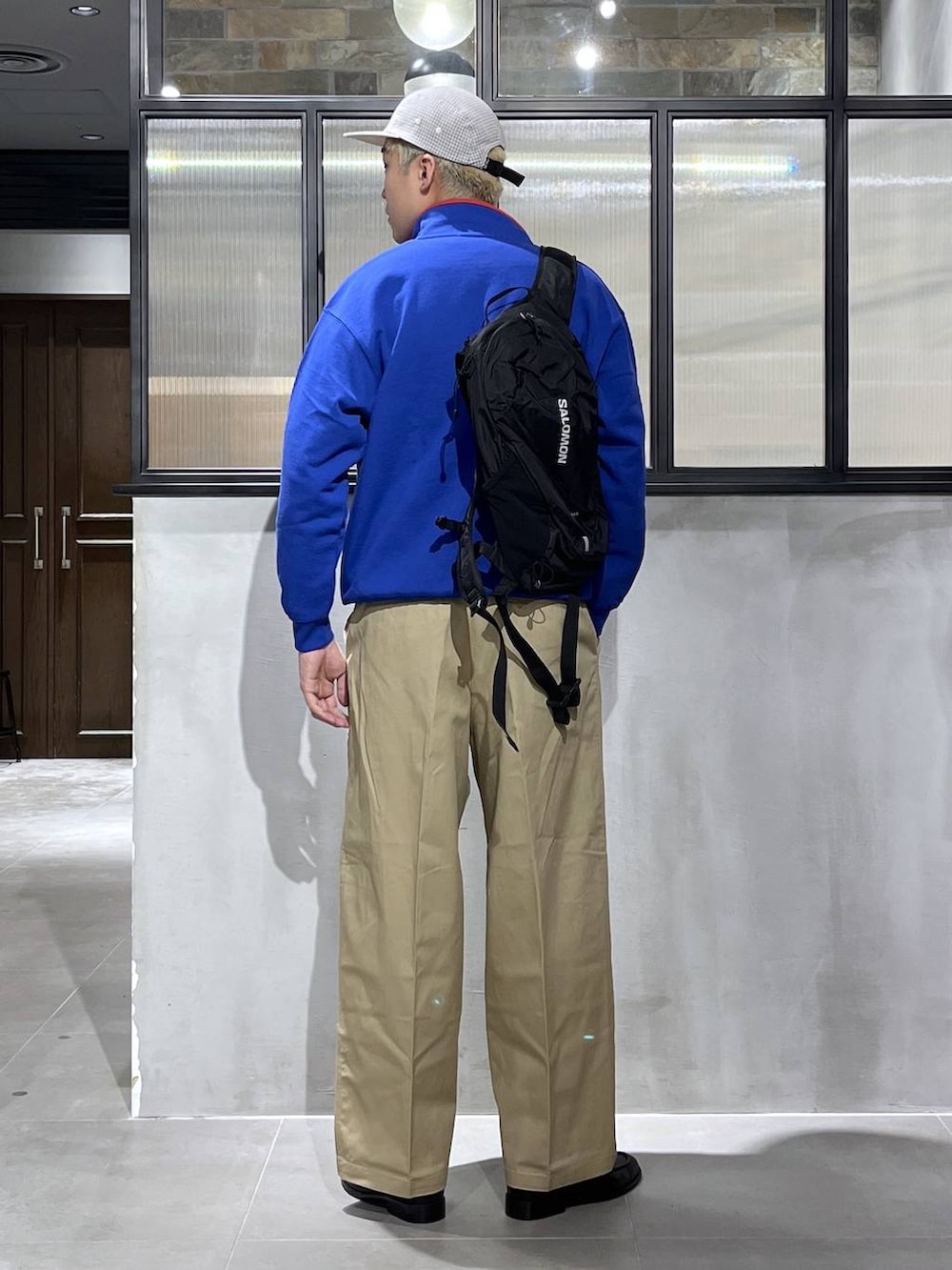 ホワイト系のシャツ/ブラウス、ブルー系のスウェット、ベージュ系のチノパンツを着用したメンズの冬コーディネートの2枚目の写真