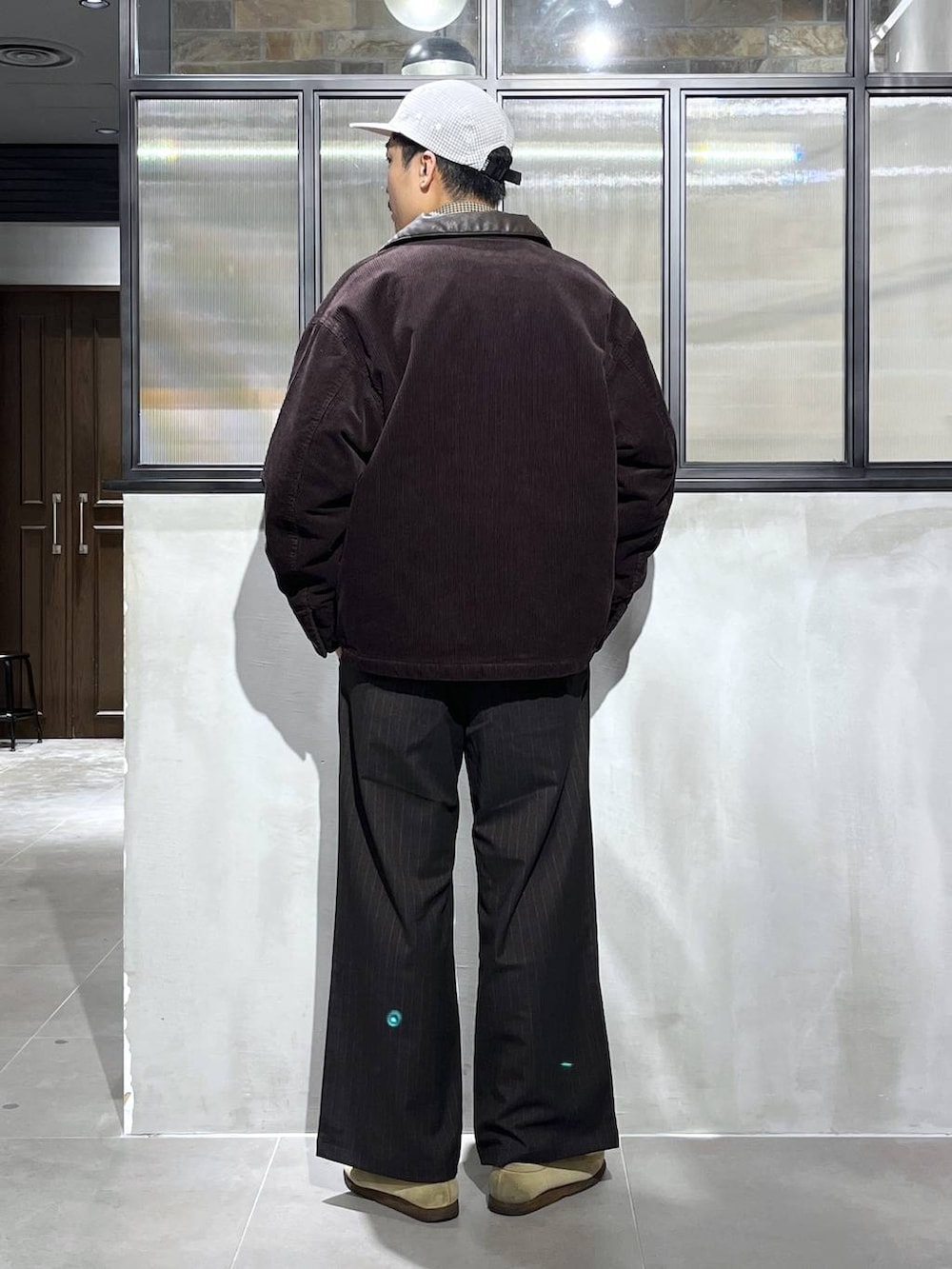 ブラウン系のスラックス、ブラウン系のブルゾン、ブラウン系のシャツ/ブラウスを着用したメンズの冬コーディネートの4枚目の写真