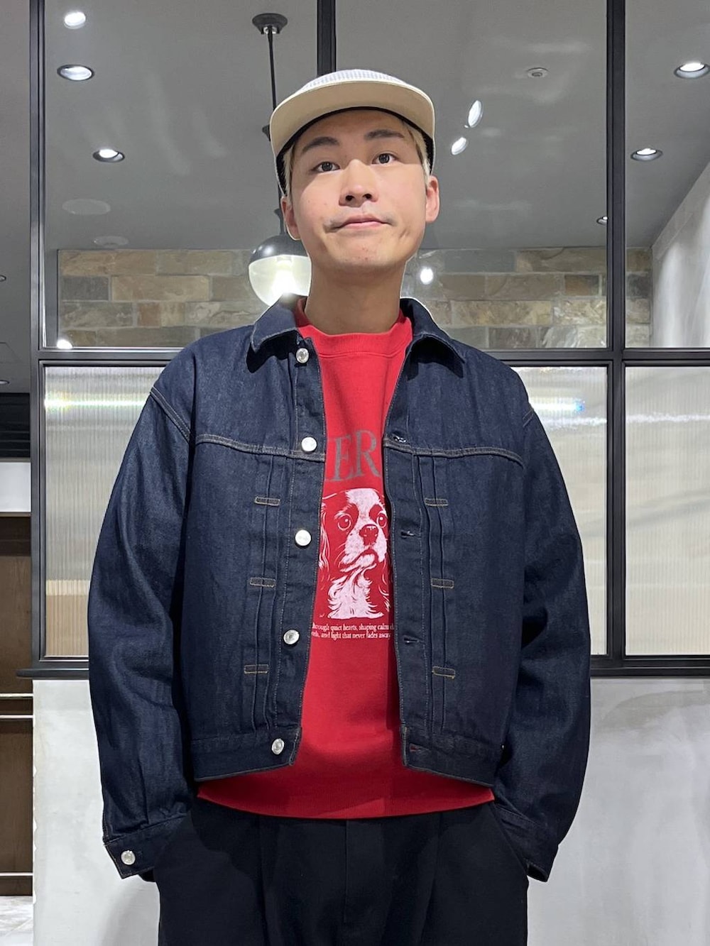 ブルー系のデニムジャケット、その他のデニムパンツ、レッド系のスウェットを着用したメンズの冬コーディネートの5枚目の写真