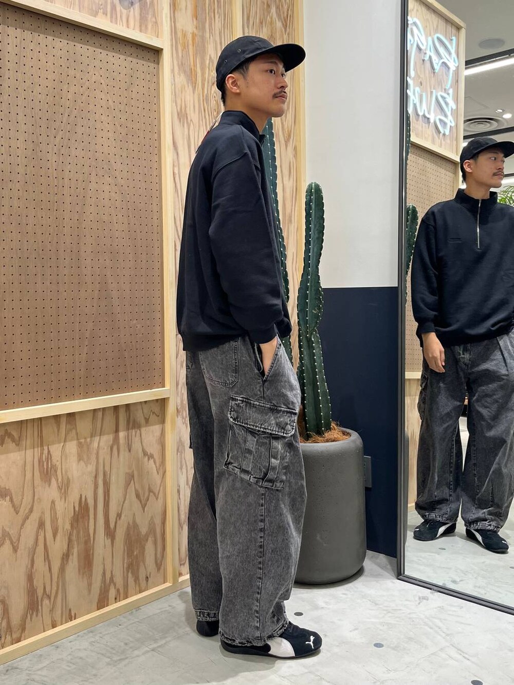 グレー系のデニムパンツ、ホワイト系のTシャツ/カットソー、ブラック系のスウェットを着用したメンズの秋コーディネートの2枚目の写真